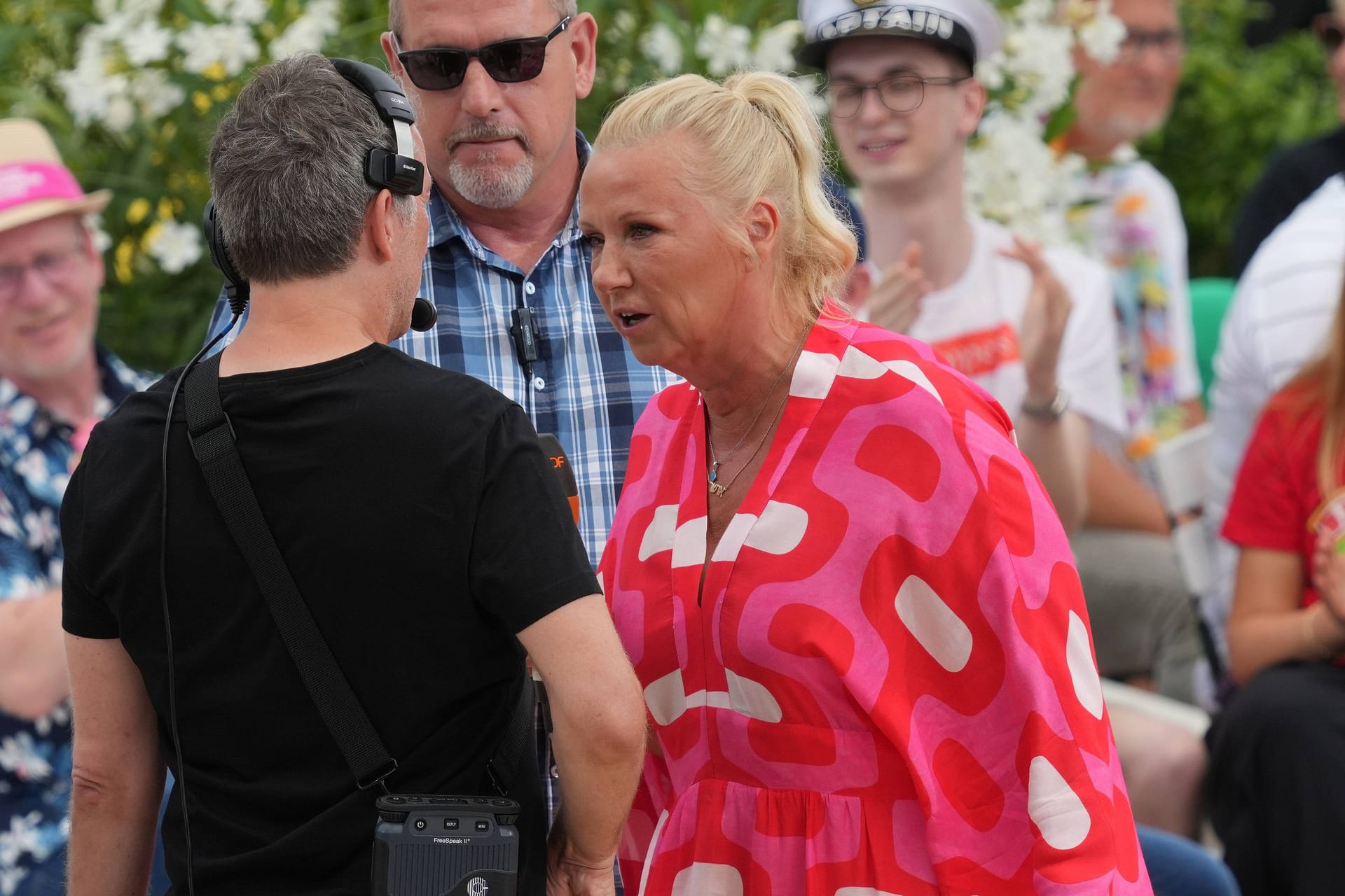 "ZDF-Fernsehgarten": Am vergangenen Sonntag musste Moderatorin Andrea Kiewel ihre Zuschauer vor Ort vorzeitig nach Hause schicken.