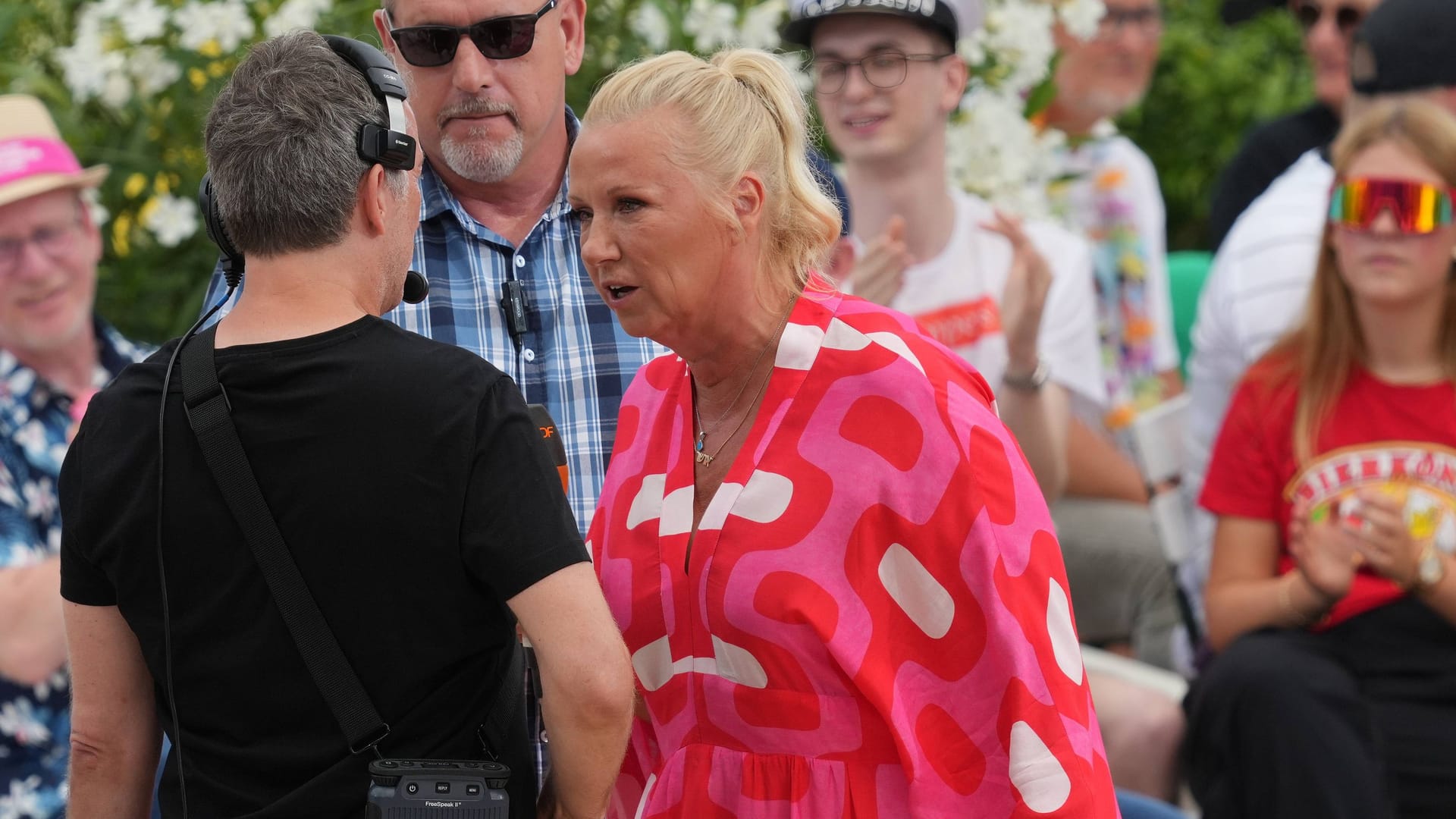 "ZDF-Fernsehgarten": Am vergangenen Sonntag musste Moderatorin Andrea Kiewel ihre Zuschauer vor Ort vorzeitig nach Hause schicken.