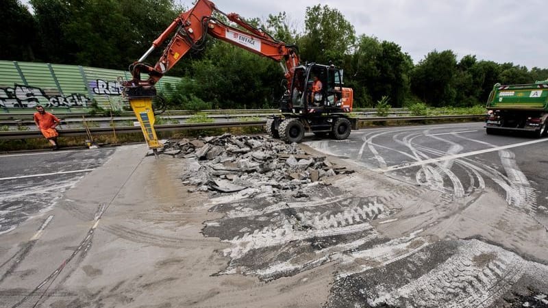 Die Autobahn 5 zwischen Zwingenberg und Bensheim: Arbeiter bessern Fahrbahnschäden durch Hitze aus.