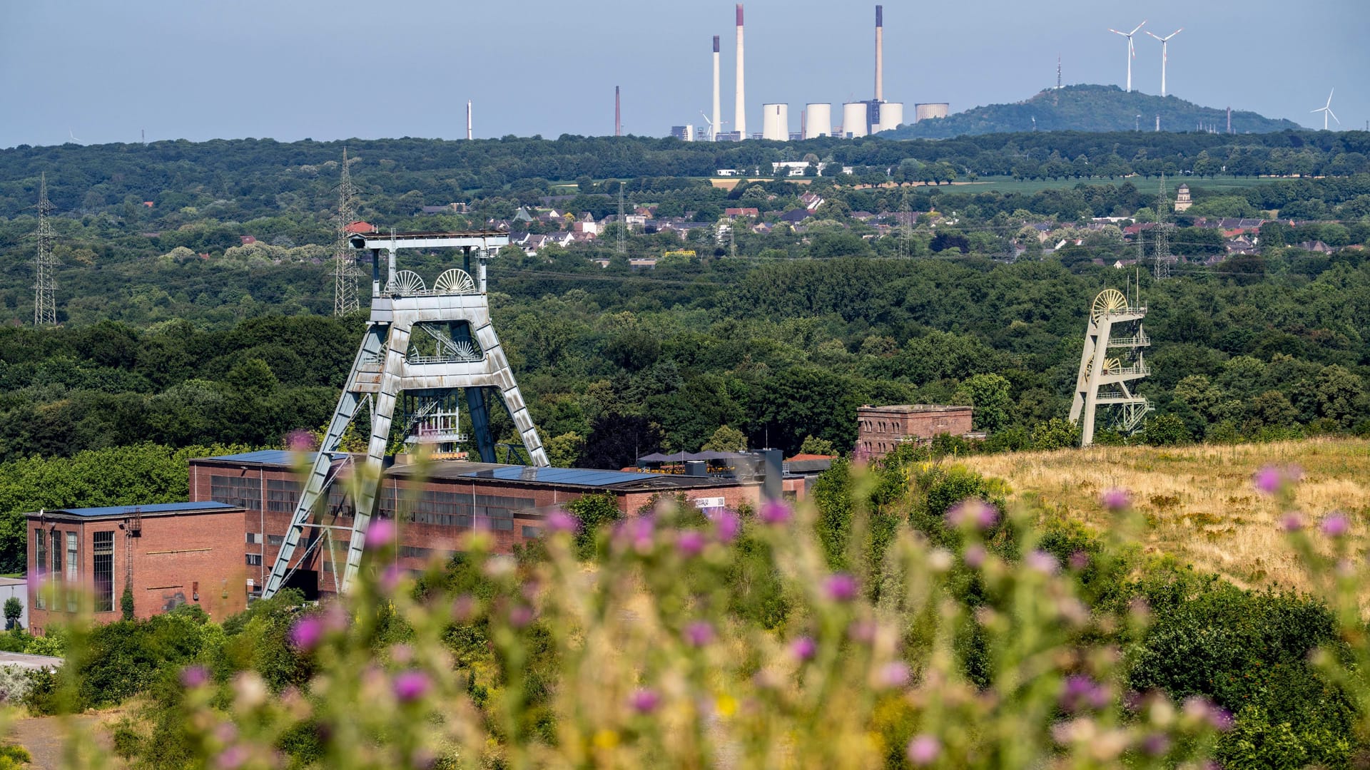 Industrie und Natur im Ruhrgebiet (Symbol): Der Pott ist eine der stärksten Regionen, wenn es um Karrierechancen abseits der Metropolen in Deutschland geht. Industrie und Natur im Ruhrgebiet (Symbol): Der Pott ist eine der stärksten Regionen, wenn es um Karrierechancen abseits der Metropolen in Deutschland geht.