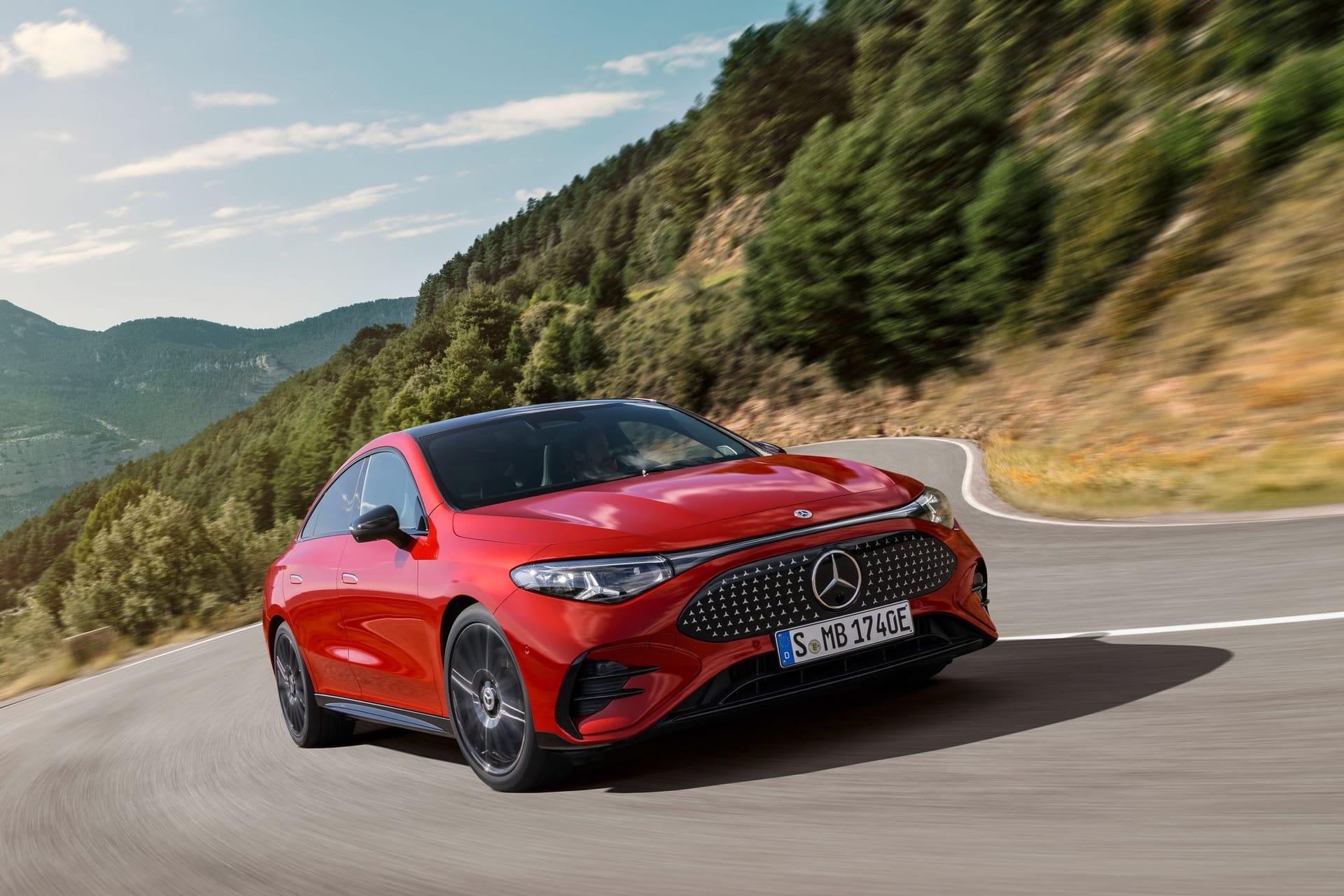 Fahrszene Mercedes-Benz CLA mit EQ Technologie