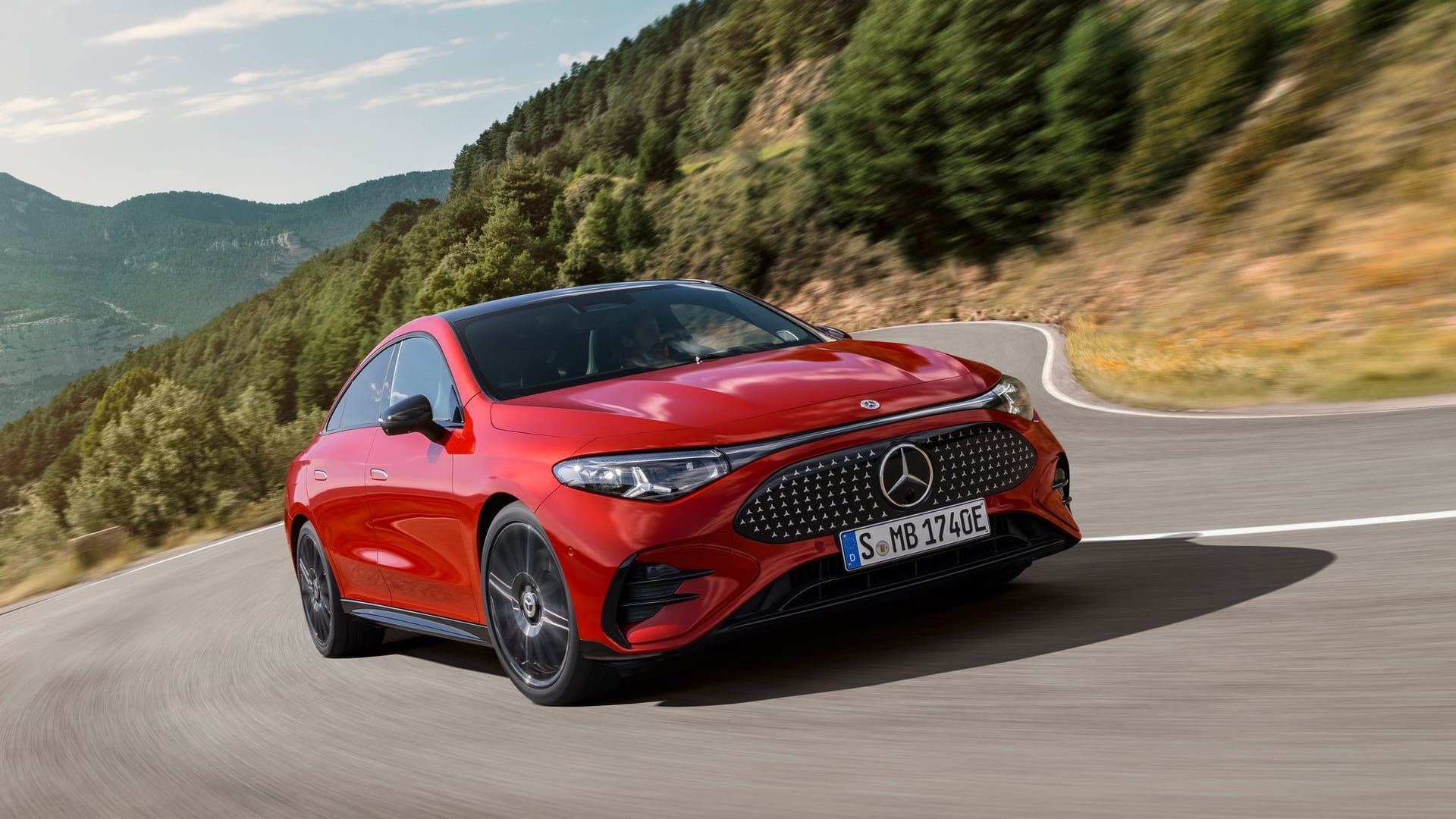 Fahrszene Mercedes-Benz CLA mit EQ Technologie