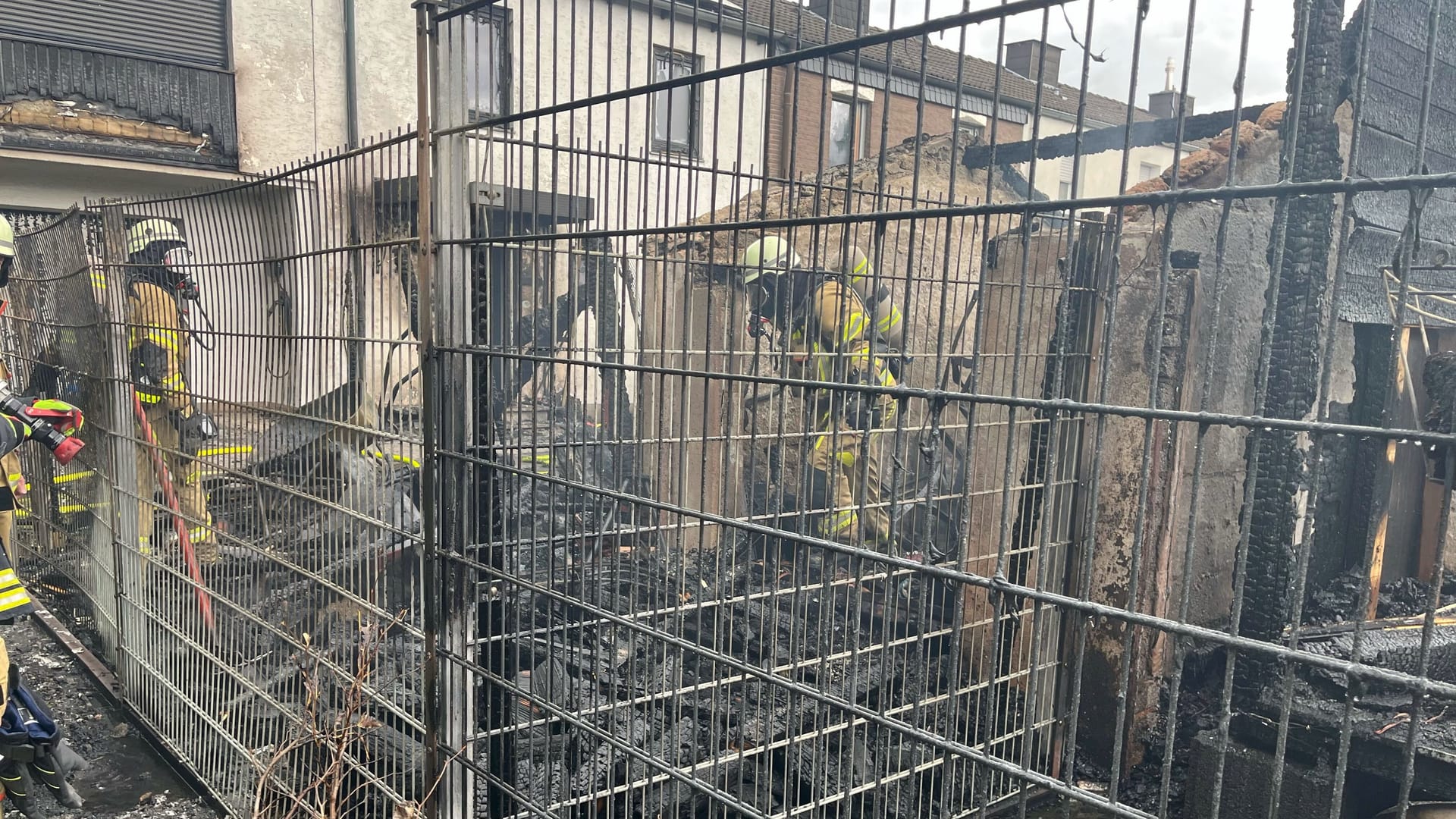 Feuerwehr im Einsatz in Alsdorf: Ein Feuer brach hier aus.