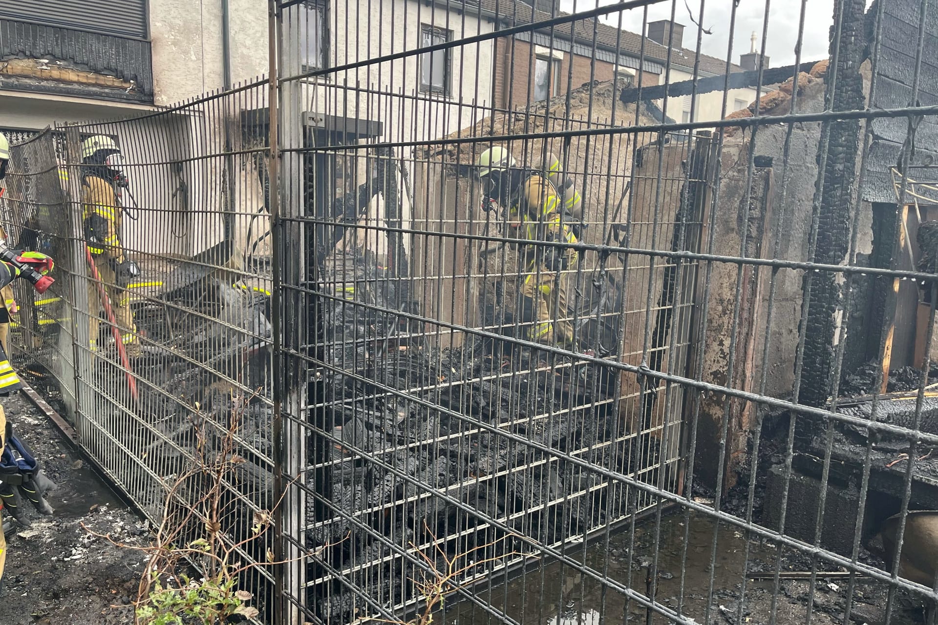 Feuerwehr im Einsatz in Alsdorf: Ein Feuer brach hier aus.