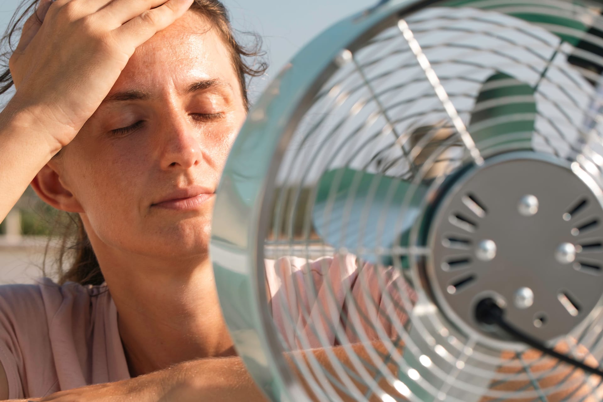 Abkühlung ist essenziell: Bei sehr hohen Außentemperaturen kann der Körper keine Wärme abgeben.