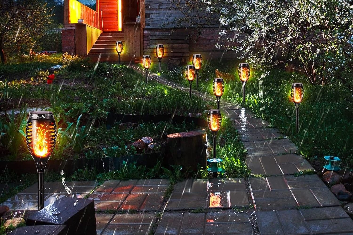 Die Solarfackeln von Geemoo beleuchten den Garten: Solarfackeln funktionieren ganz ohne Flamme.
