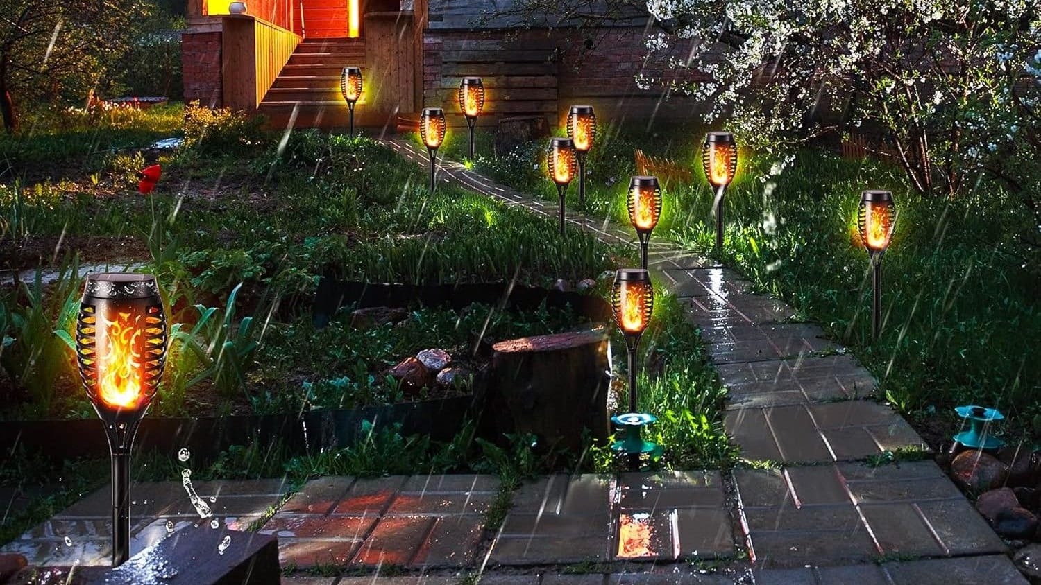 Die Solarfackeln von Geemoo beleuchten den Garten: Solarfackeln funktionieren ganz ohne Flamme.