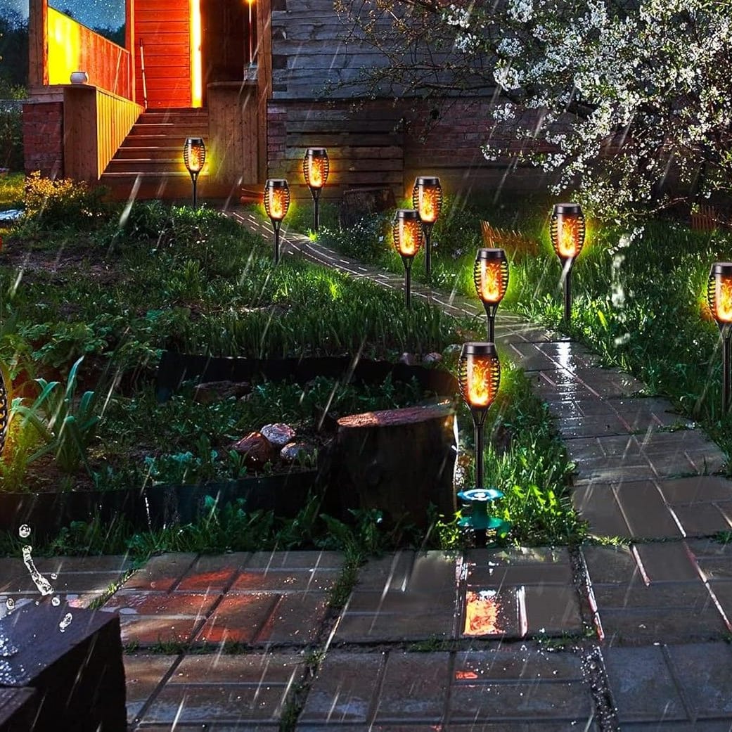 Die Solarfackeln von Geemoo beleuchten den Garten: Solarfackeln funktionieren ganz ohne Flamme.