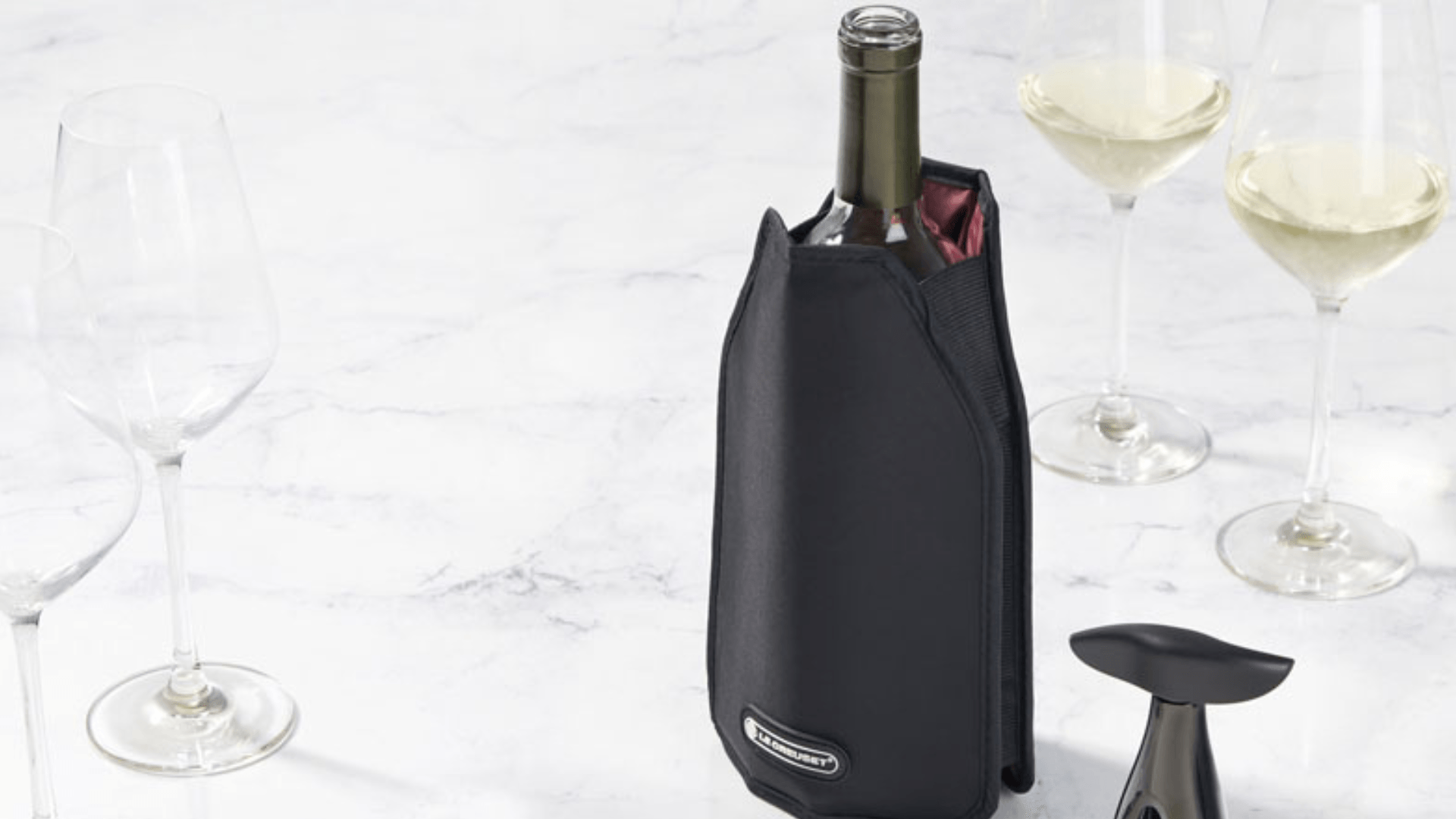 Der Aktiv-Weinkühler für Wein oder Champagner von Le Creuset ist bei Amazon erhältlich. Der Aktiv-Weinkühler für Wein oder Champagner von Le Creuset ist bei Amazon erhältlich.