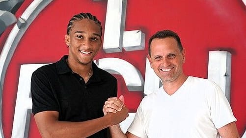 Noah Maboulou mit Sportchef Joti Chatzialexiou: Der 20-Jährige soll sich in Nürnberg weiter entwickeln.