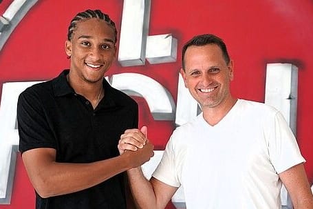 Noah Maboulou mit Sportchef Joti Chatzialexiou: Der 20-Jährige soll sich in Nürnberg weiter entwickeln.