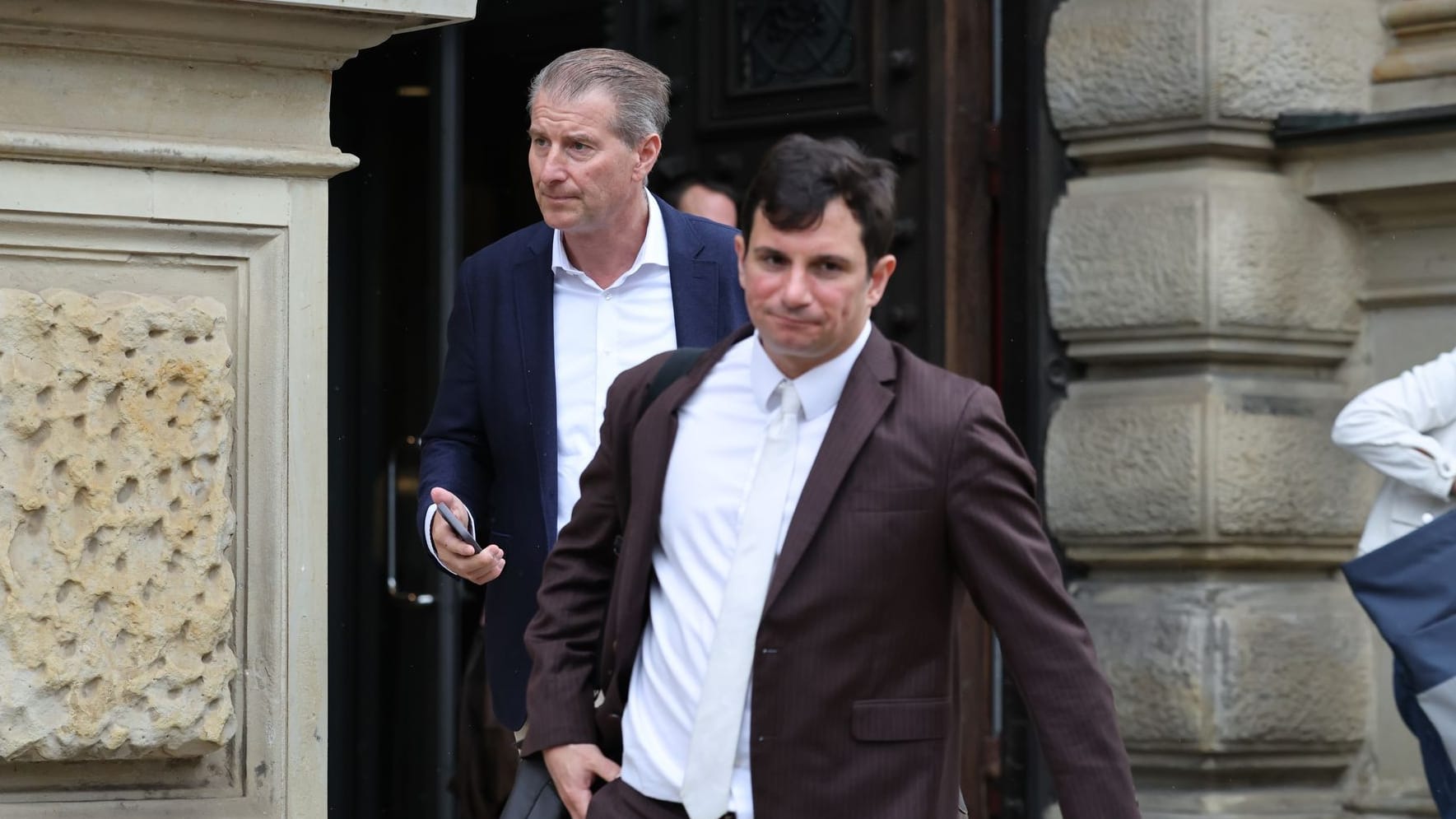 Stephan Hensel (l), Ex-Ehemann und Vater der Kinder von Christina Block, und Anwalt Philip von der Meden, Vertreter der Nebenklage, verlassen das Gericht.