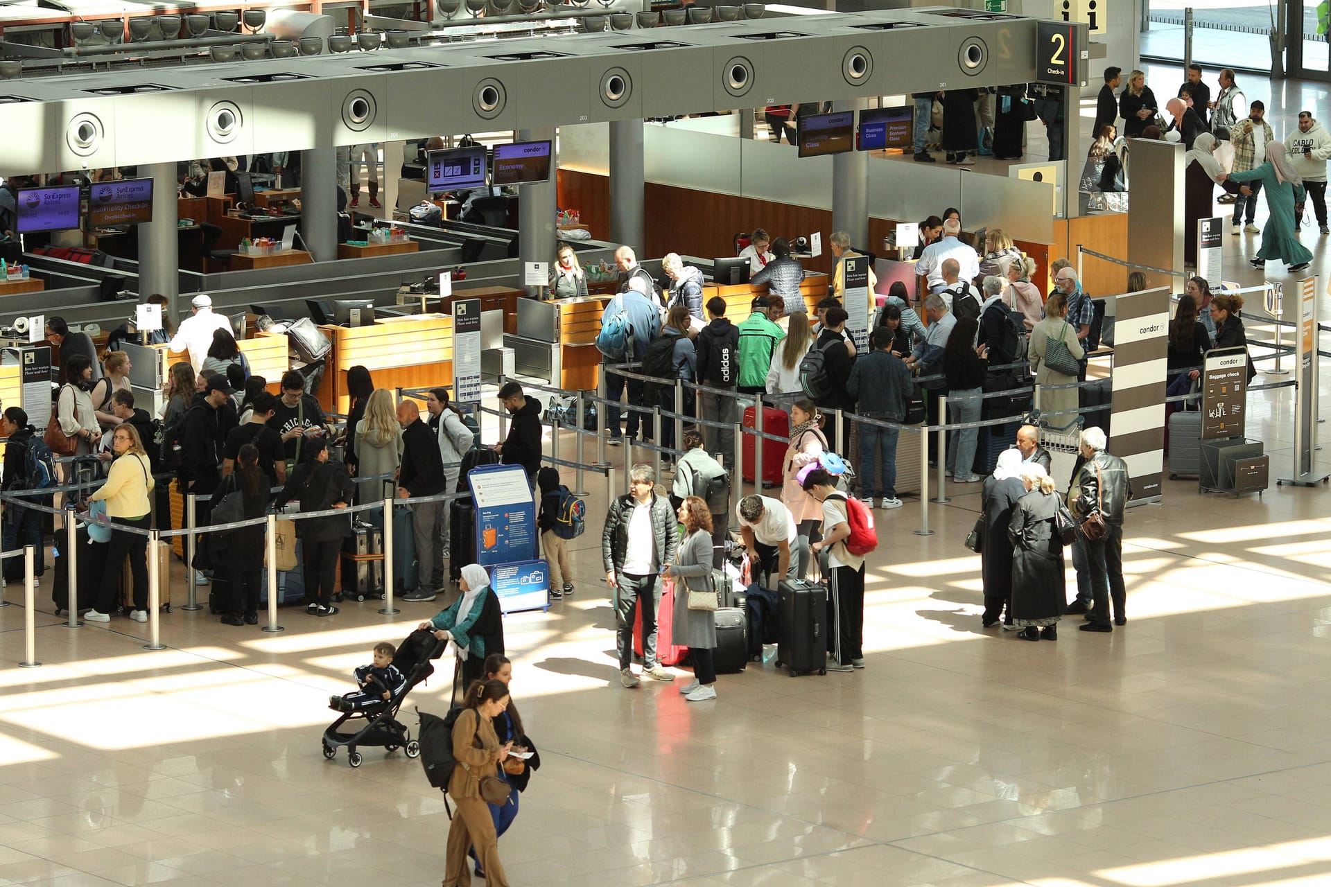 Dichtes Gedränge vor den Check-In-Schaltern (Symbolfoto): Wegen des Streiks müssen Reisende viel Geduld mitbringen.