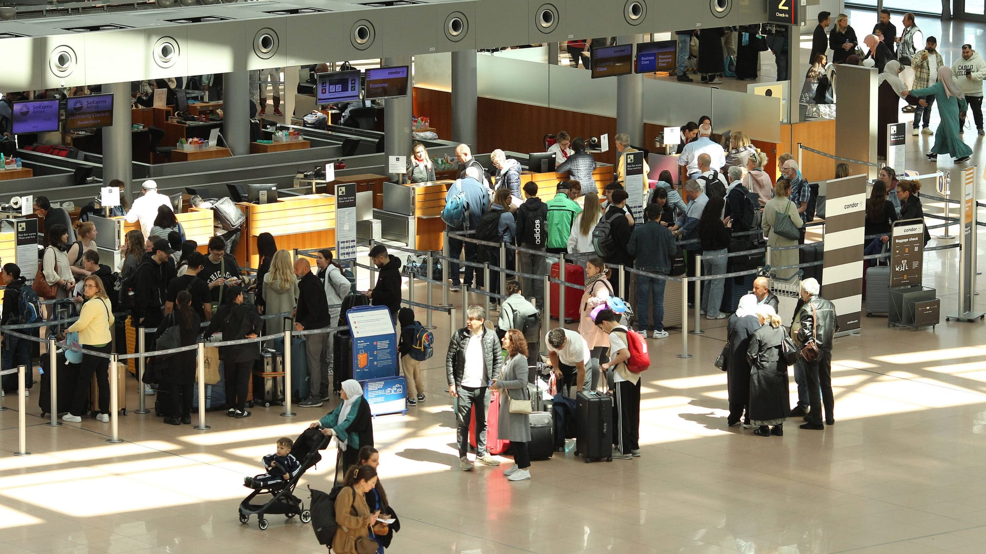 Dichtes Gedränge vor den Check-In-Schaltern (Symbolfoto): Wegen des Streiks müssen Reisende viel Geduld mitbringen.