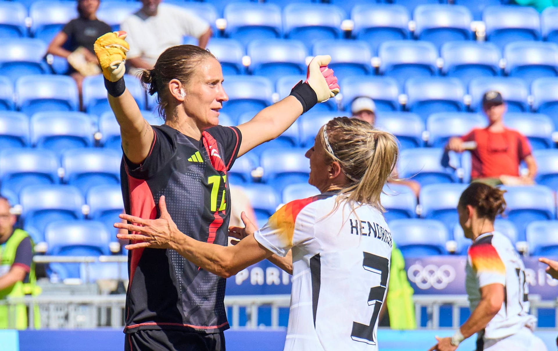 Im Spiel um Platz drei behielt Ann-Katrin Berger (l.) die Nerven und brachte das 1:0 aus deutscher Sicht über die Zeit.