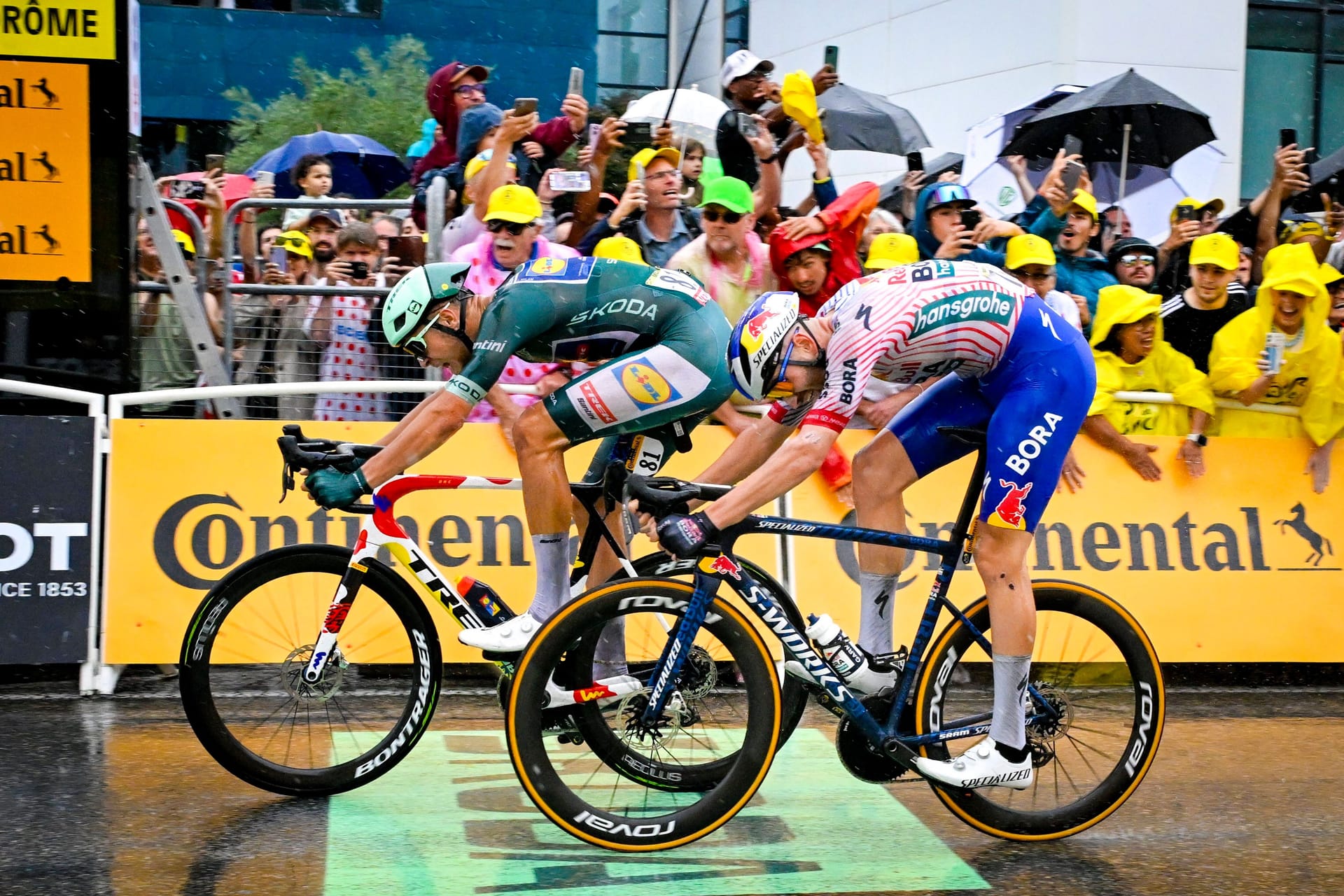 Jonathan Milan (vorne) und Jordi Meeus: Für die Sprinter läuft die 21. und letzte Tour-Etappe anders ab, als in den Jahren zuvor. Jonathan Milan (vorne) und Jordi Meeus: Für die Sprinter läuft die 21. und letzte Tour-Etappe anders ab, als in den Jahren zuvor.