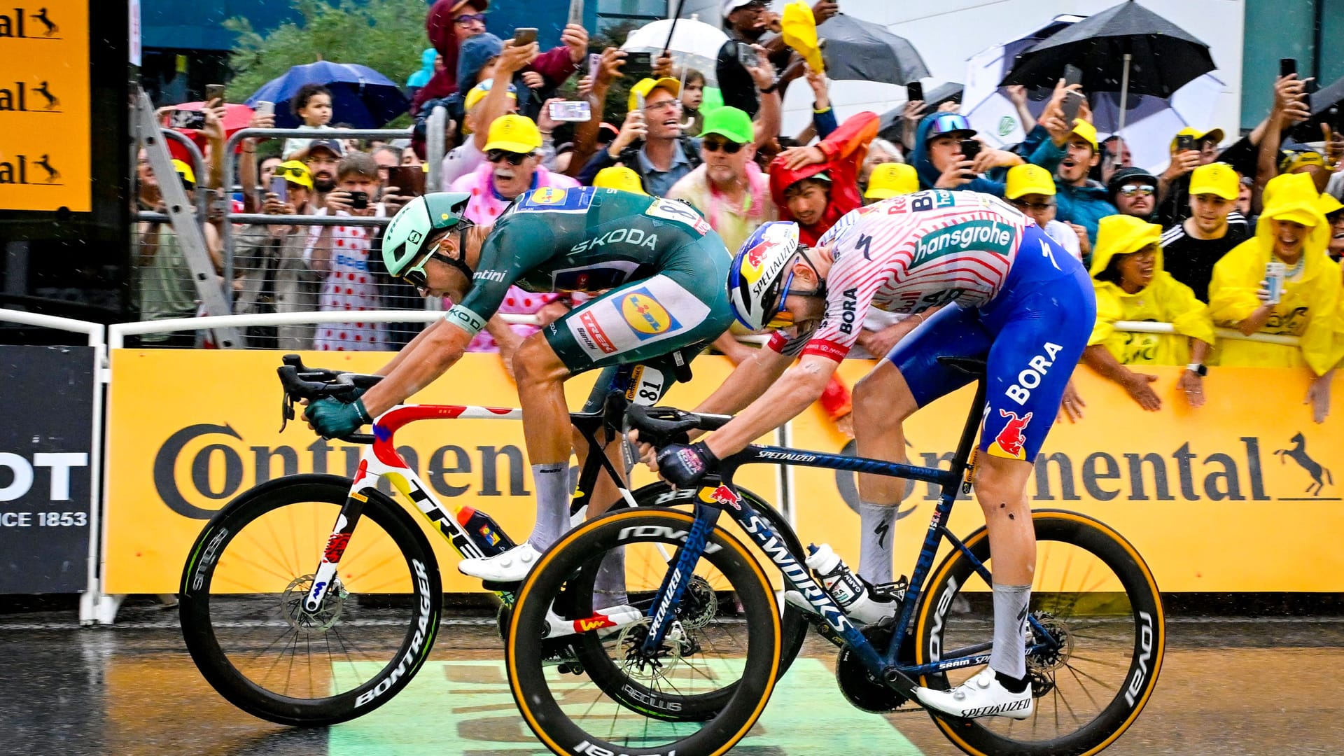 Jonathan Milan (vorne) und Jordi Meeus: Für die Sprinter läuft die 21. und letzte Tour-Etappe anders ab, als in den Jahren zuvor. Jonathan Milan (vorne) und Jordi Meeus: Für die Sprinter läuft die 21. und letzte Tour-Etappe anders ab, als in den Jahren zuvor.