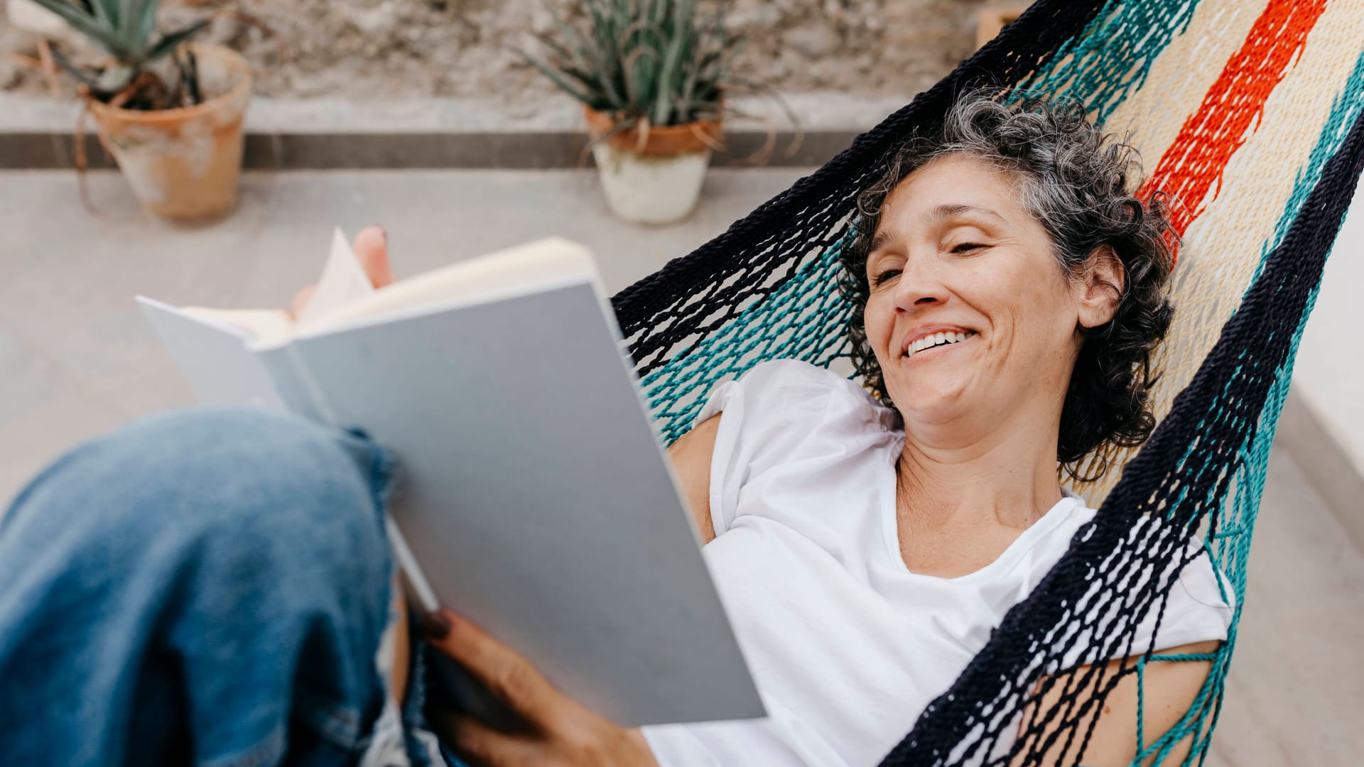 Entspannung: Ein gutes Buch versüßt uns Alltag und Urlaub gleichermaßen.