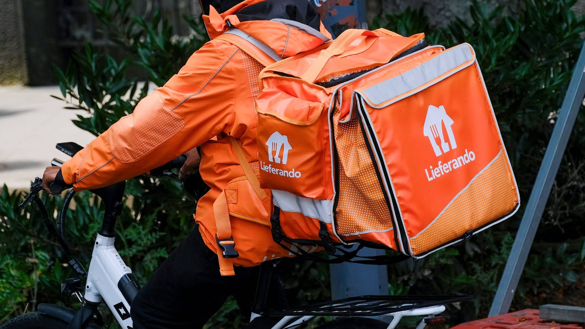 Lieferando-Fahrer (Symbolbild): Viele Kuriere fordern bessere Bezahlung und sichere Arbeitsbedingungen.