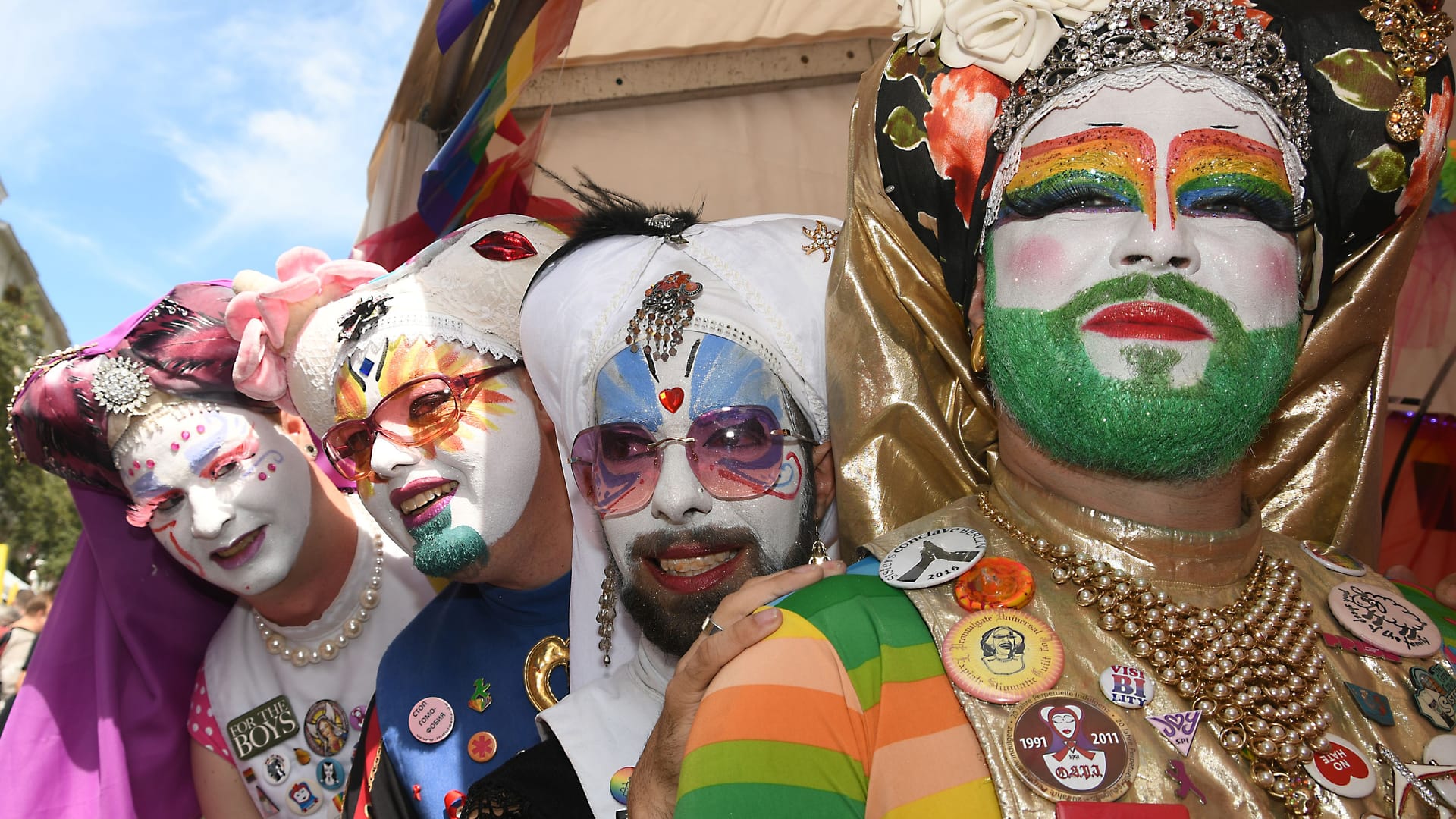 Bunt und gut gelaunt: So geht es beim lesbisch-schwulen Stadtfest zu.