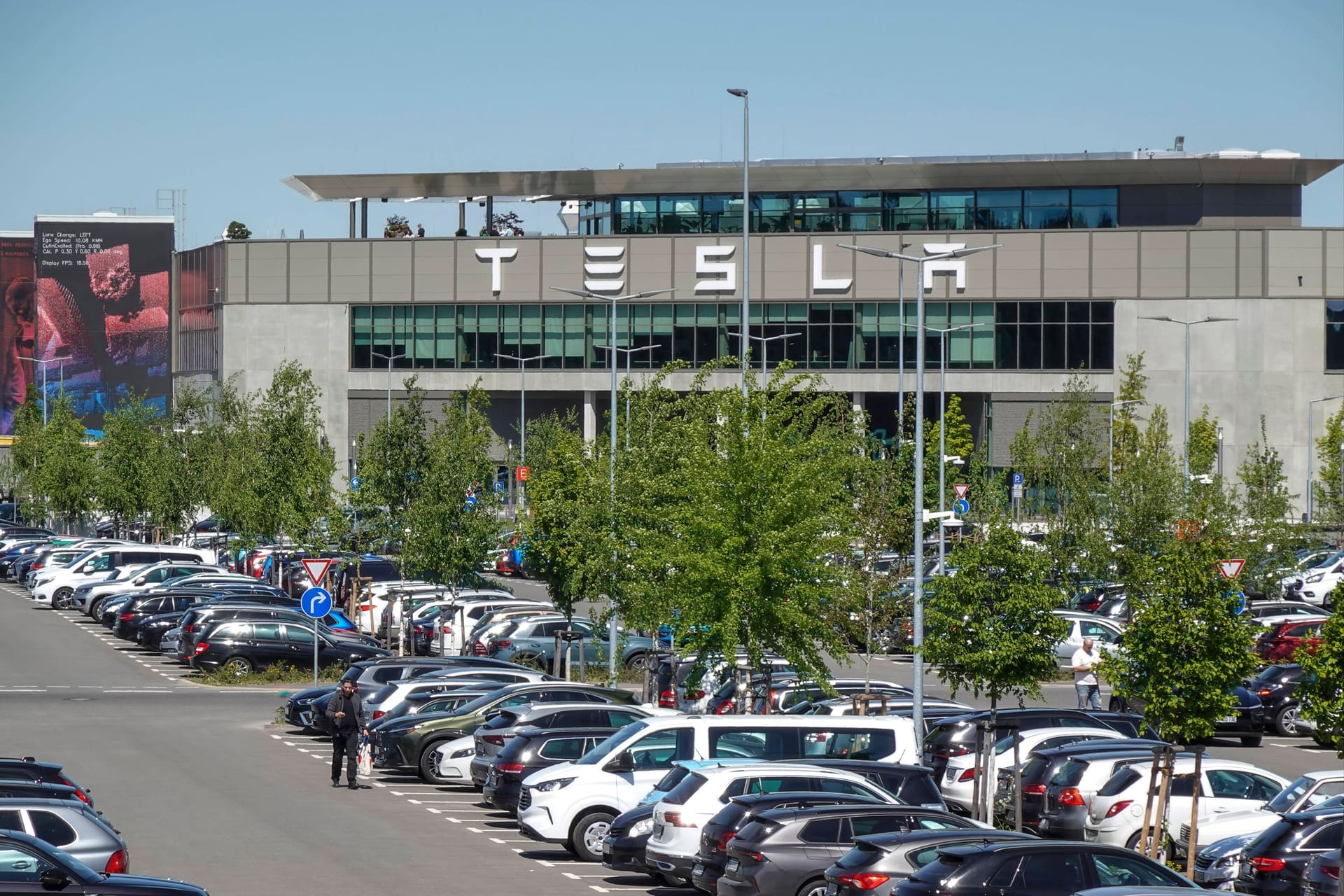 Die Gigafactory in Grünheide (Symbolfoto): Ein neuer Widerspruch soll den Ausbau aufhalten.