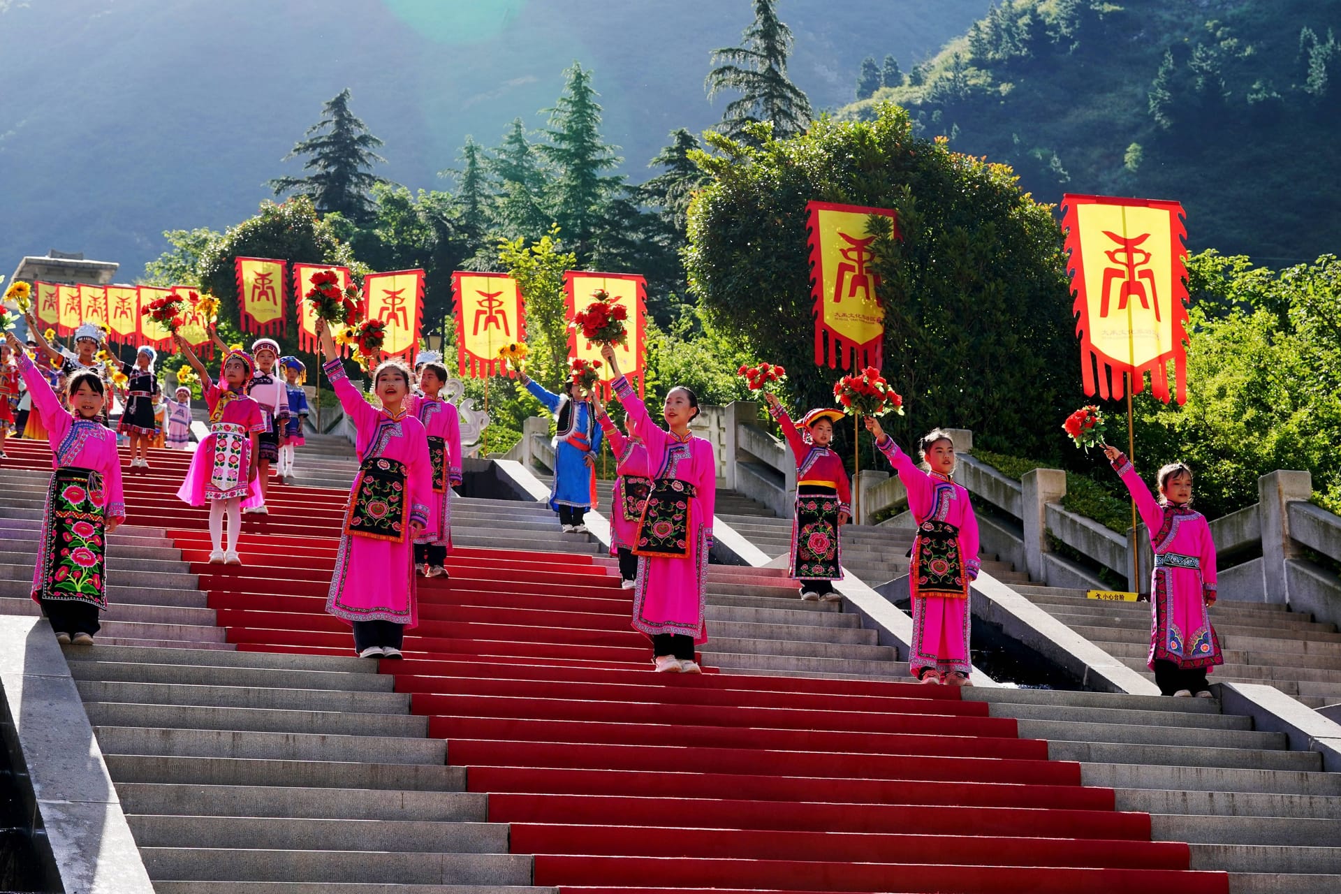 Tibeter in traditionellen Kostümen in der Provinz Sechuan.