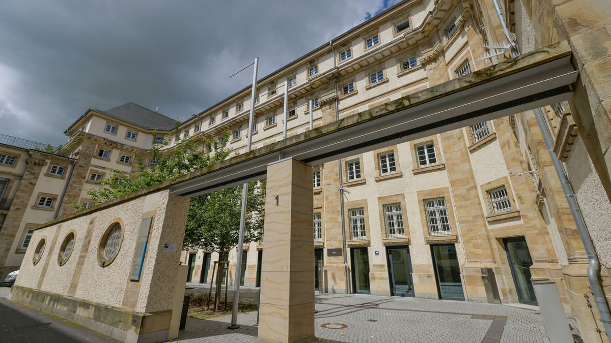 Sojenje za očetomor v Riedu pred razsodbo, v Mainzu sojenje prekinjeno zaradi odvetnika