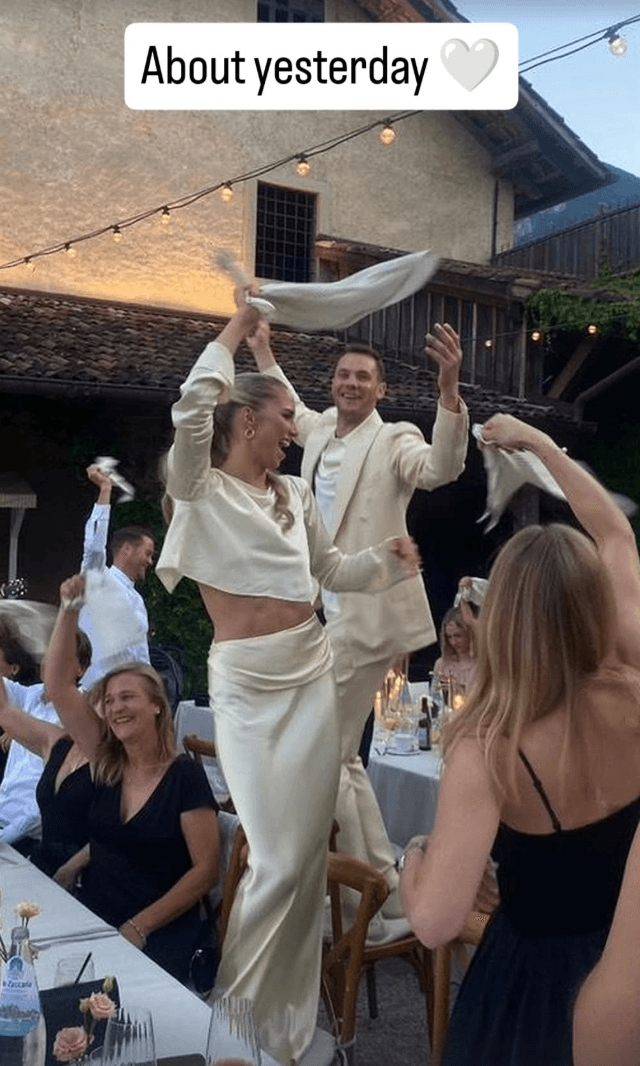 Anika und Manuel Neuer in Feierlaune: Dieses Foto entstand am Freitagabend auf der Willkommensparty.