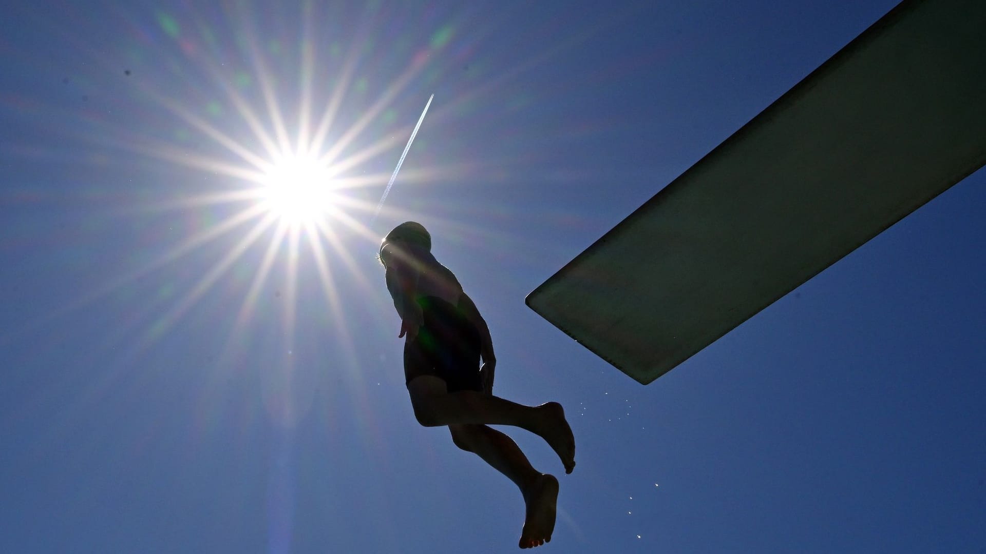 Mann in Freibad