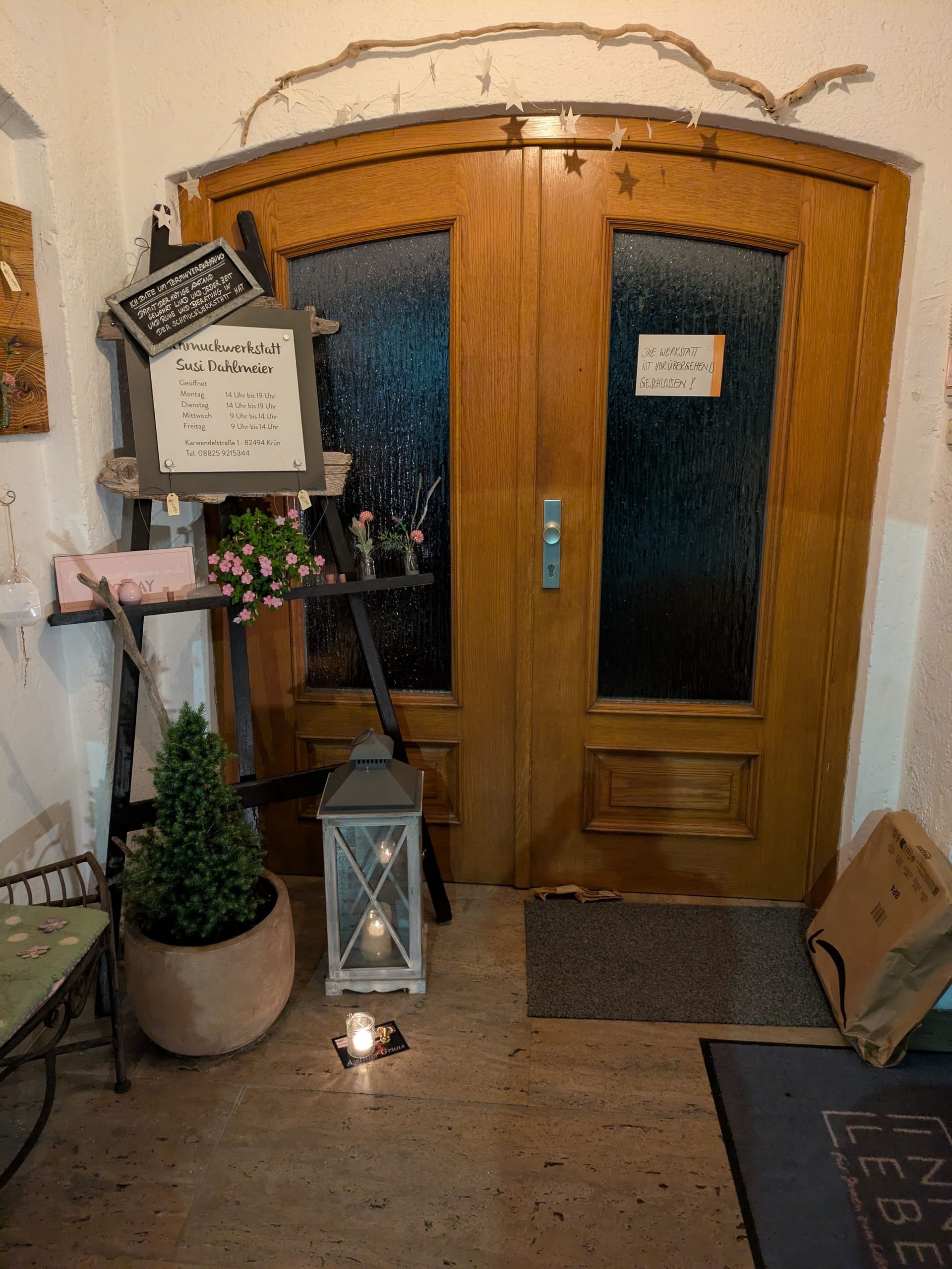 Auch vor dem Eingang der Schmuckwerkstatt in Krün, in der Dahlmeiers Mutter Susi arbeitet, wurden Kerzen und einige Karten mit guten Wünschen niedergelegt.