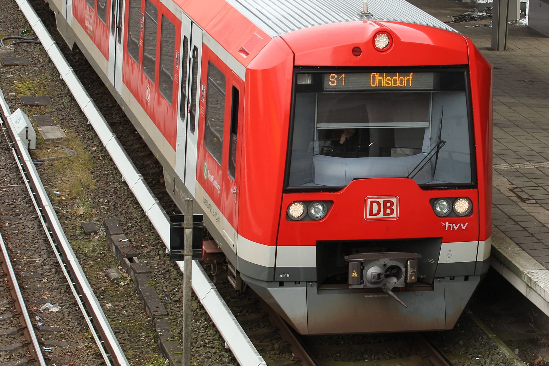 Eine S1 in Richtung Ohlsdorf hält am Bahnhof Poppenbüttel (Symbolbild): Eine großflächige technische Störung lähmt am Mittwoch den S-Bahnverkehr in ganz Hamburg.