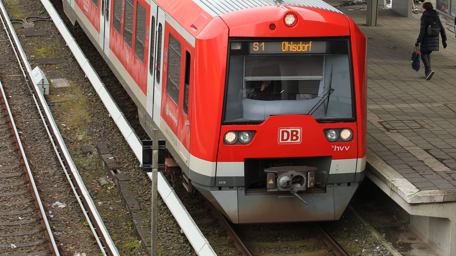 Eine S1 in Richtung Ohlsdorf hält am Bahnhof Poppenbüttel (Symbolbild): Eine großflächige technische Störung lähmt am Mittwoch den S-Bahnverkehr in ganz Hamburg. Eine S1 in Richtung Ohlsdorf hält am Bahnhof Poppenbüttel (Symbolbild): Eine großflächige technische Störung lähmt am Mittwoch den S-Bahnverkehr in ganz Hamburg.