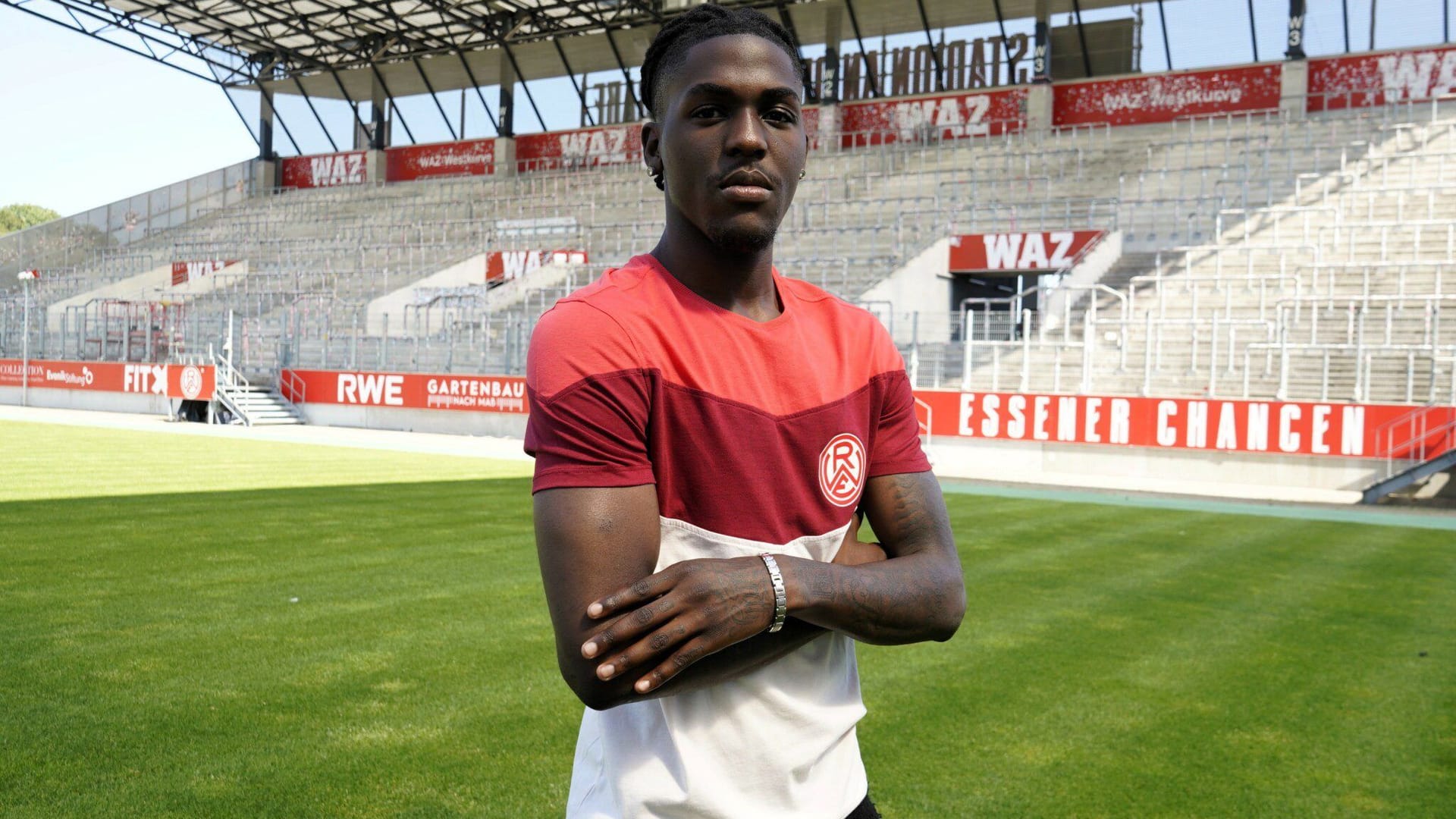 Rot-Weiss Essen leiht Franci Bouebari vom SC Freiburg aus: Der Franzose wird künftig das Trikot mit der Nummer 19 tragen.