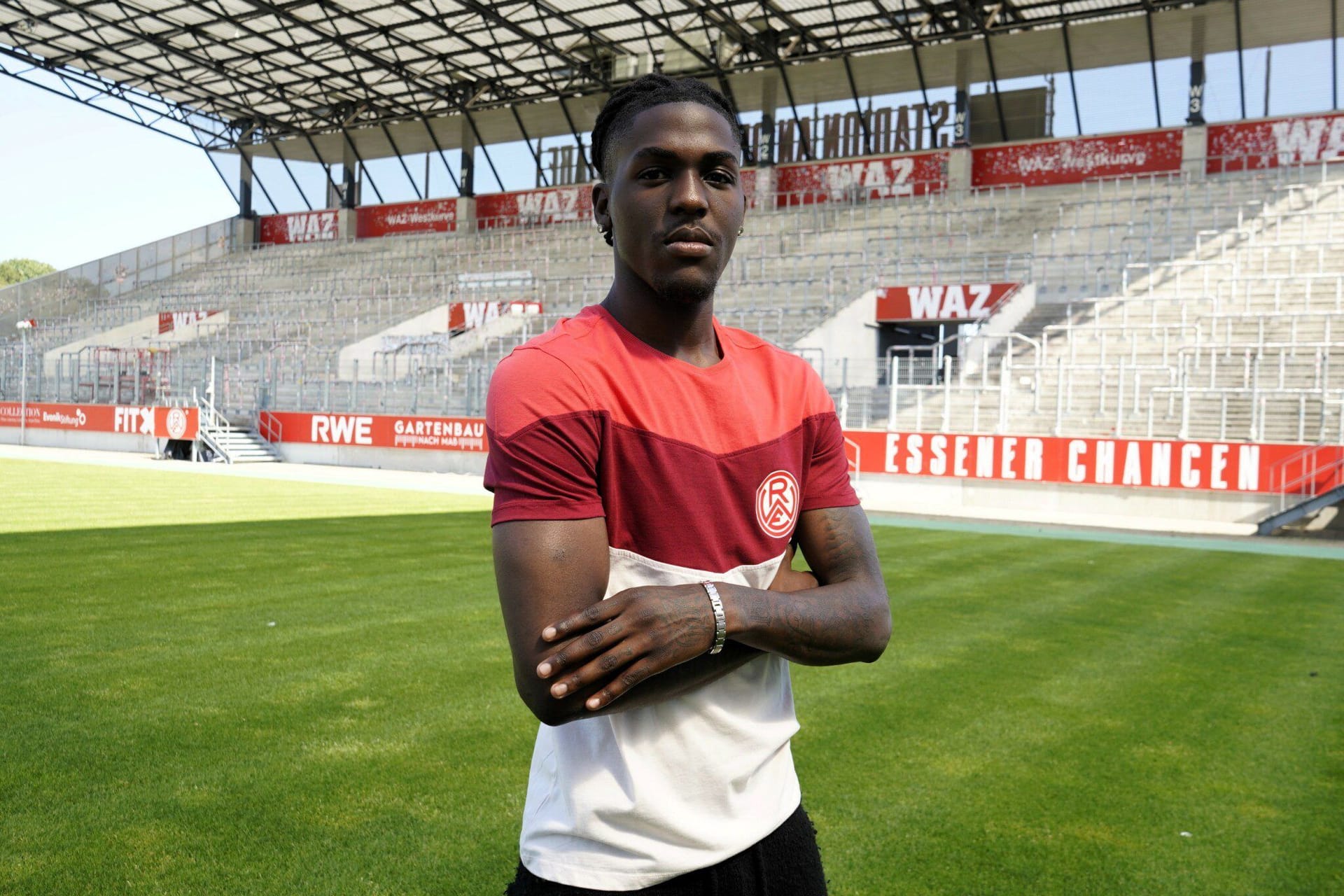 Rot-Weiss Essen leiht Franci Bouebari vom SC Freiburg aus: Der Franzose wird künftig das Trikot mit der Nummer 19 tragen.
