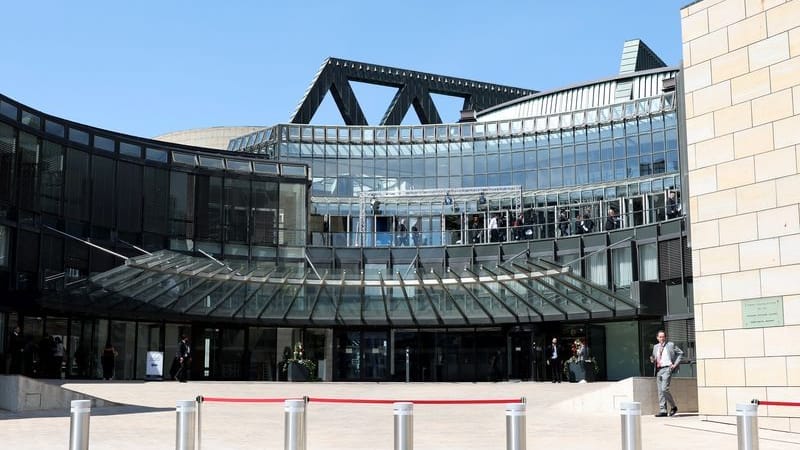 Außenansicht des Landtags Nordrhein-Westfalen (Archivbild): Mit schärferen Sicherheitsregeln will sich der NRW-Landtag vor Verfassungsfeinden schützen.