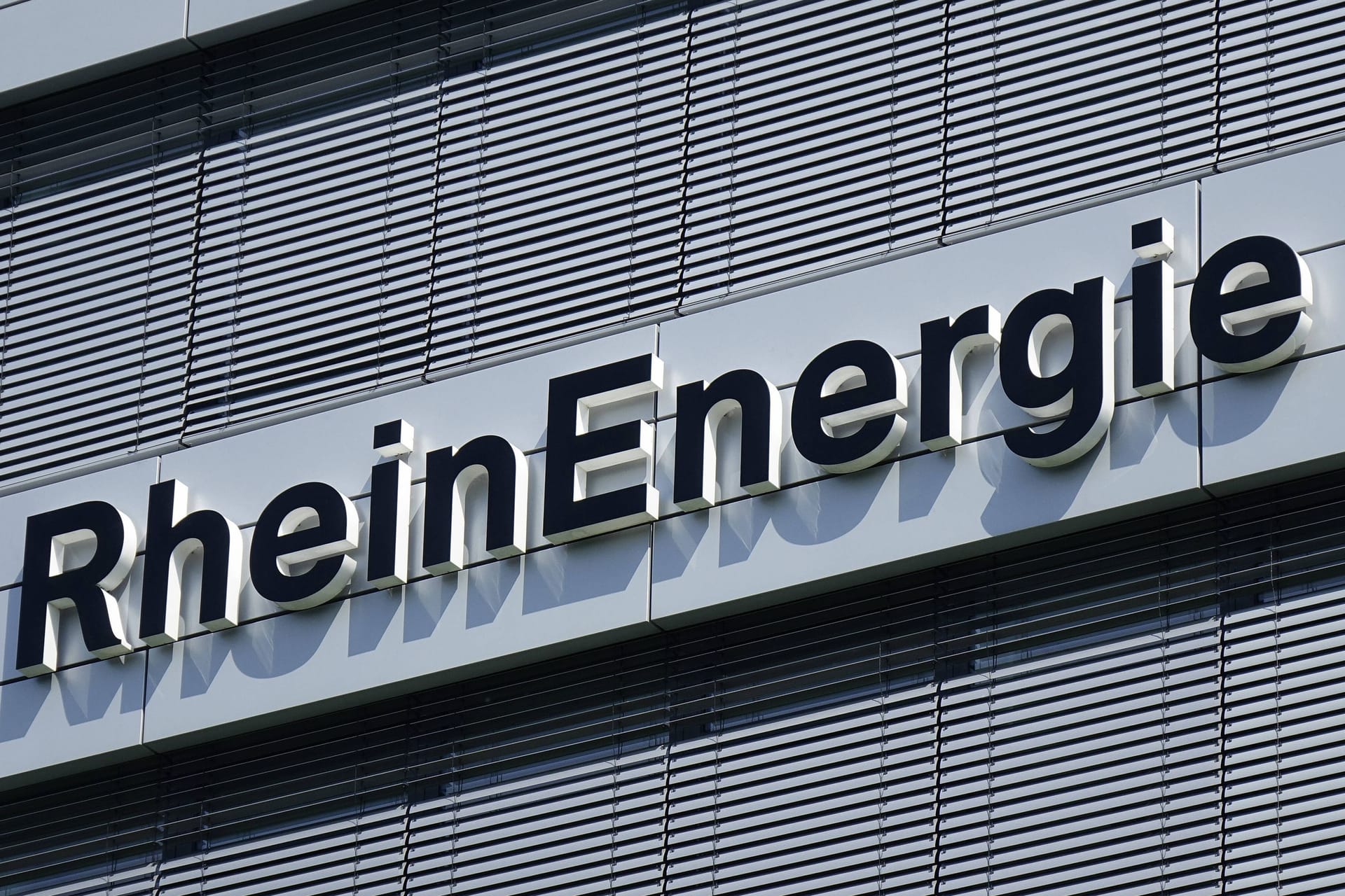 RheinEnergie in Köln (Archivbild): Die Bedrohungslage beeinflusst sogar die Kommunikation mit Bürgern.