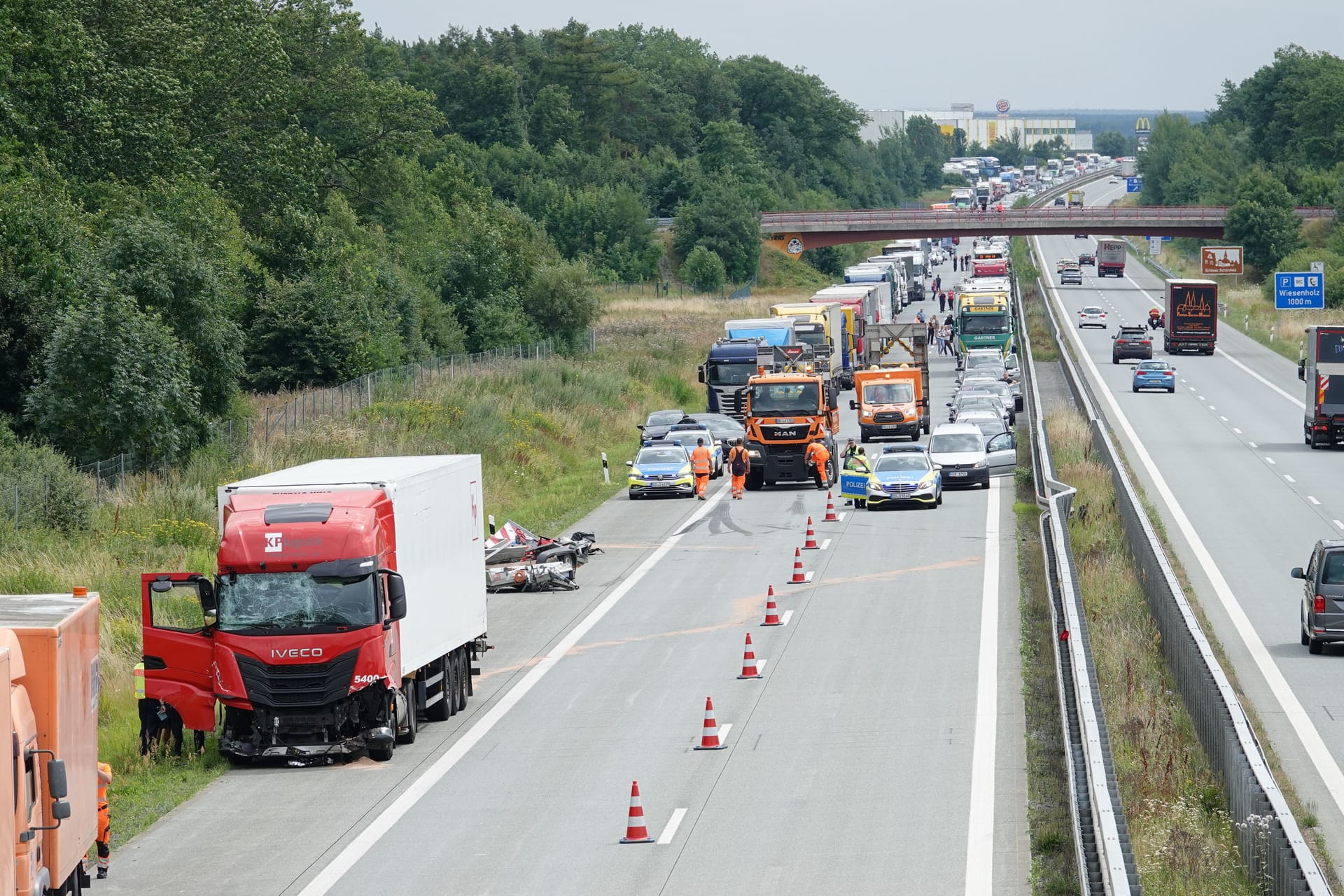 Blick auf die Unfallstelle: Nach zweieinhalb Stunden konnte die linke Spur wieder freigegeben werden.