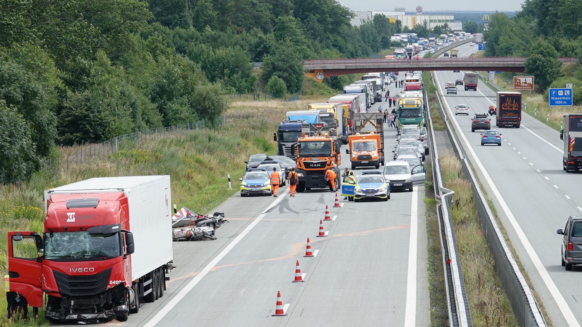 Blick auf die Unfallstelle: Nach zweieinhalb Stunden konnte die linke Spur wieder freigegeben werden. Blick auf die Unfallstelle: Nach zweieinhalb Stunden konnte die linke Spur wieder freigegeben werden.