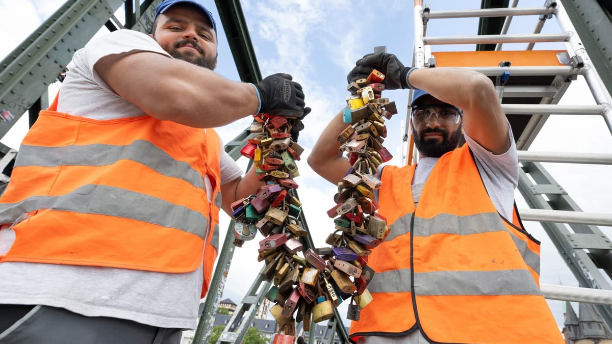 Frankfurt: Hunderte Liebesschlösser verschwinden vom Eisernen Steg