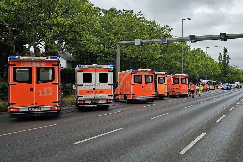 Rettungswagen an der Heerstraße: Bei einer Gefahrenbremsung sind 15 Menschen verletzt worden.