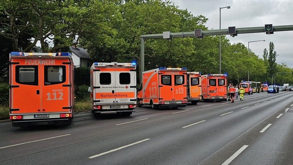 Rettungswagen an der Heerstraße: Bei einer Gefahrenbremsung sind 15 Menschen verletzt worden.