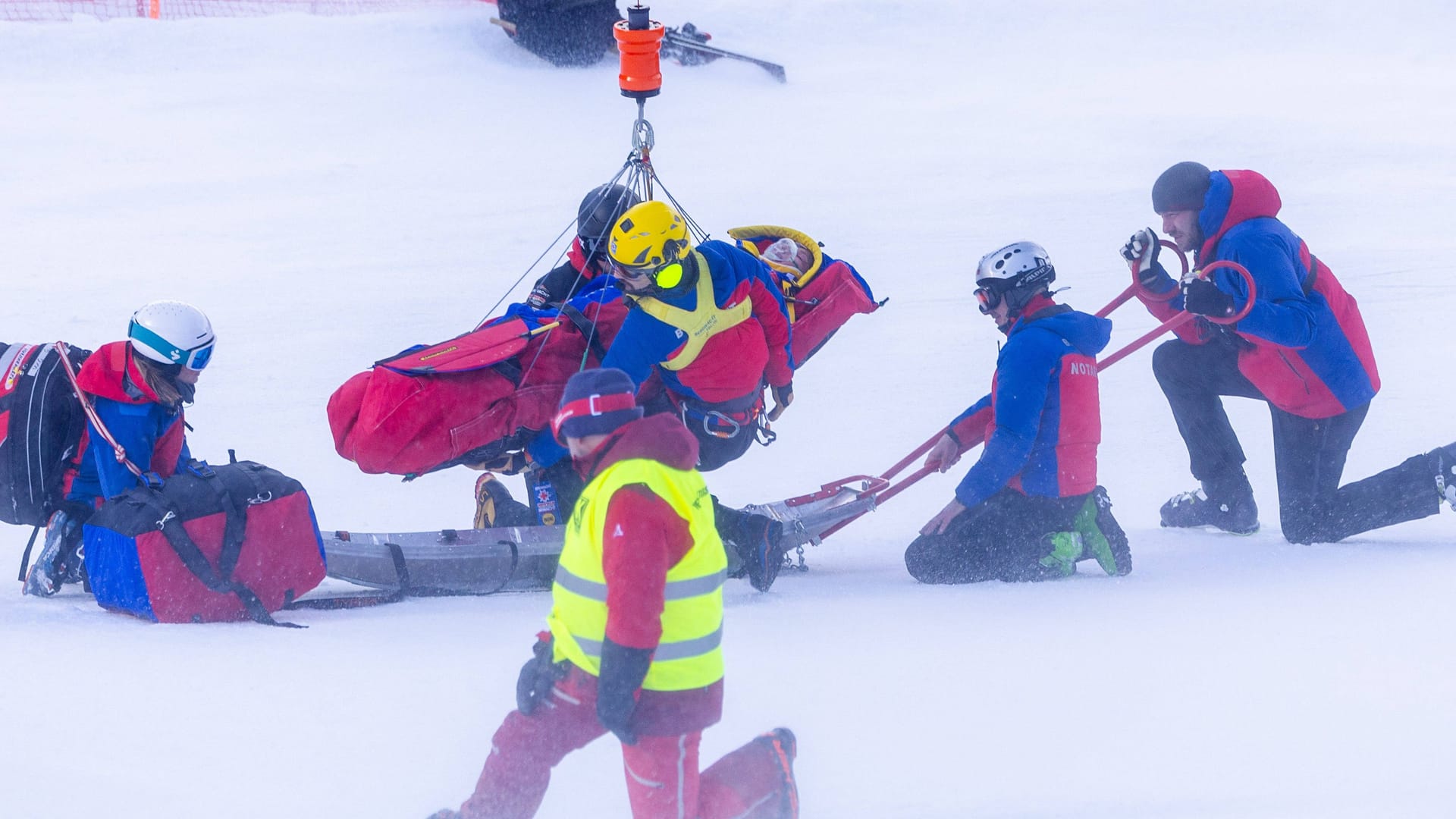 Üble Bilder: Hier wurde Tereza Nova nach ihrem Sturz im Januar abtransportiert.