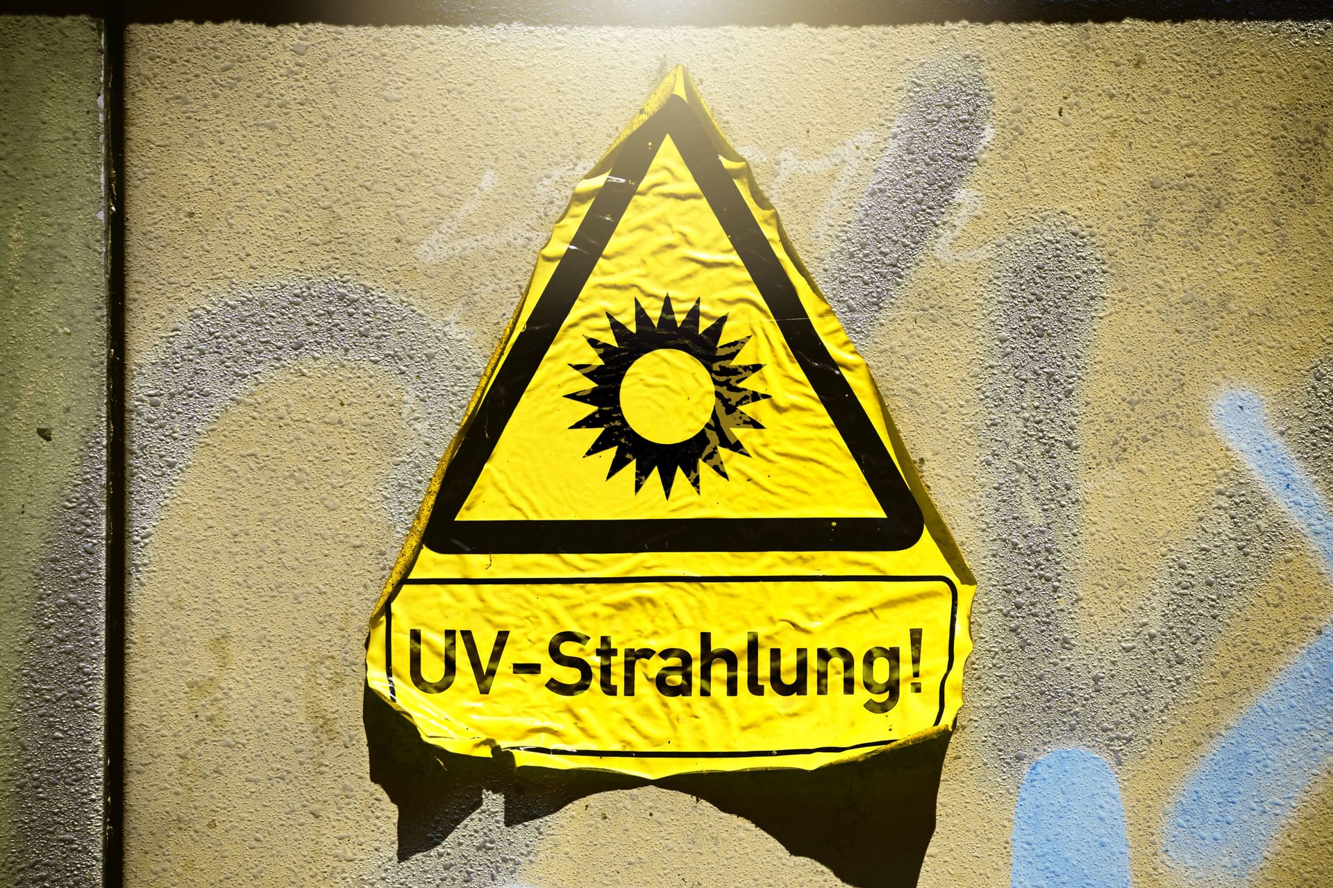 Hitze: Ein durch Sonnenstrahlung abgelöstes UV-Warnschild (Symbolbild).