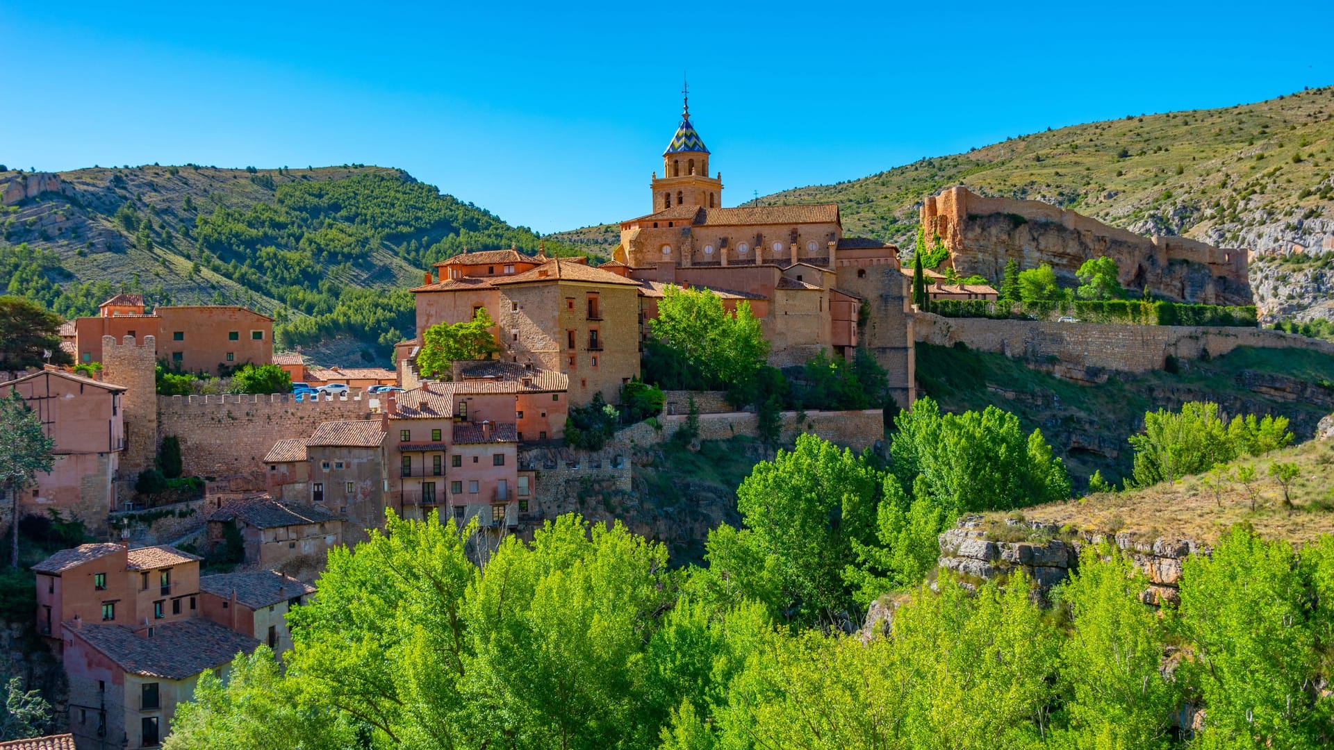Die Burg von Peracense: Das Bollwerk wurde im 13. Jahrhundert an der Stelle einer früheren islamischen Festung direkt auf Felsgestein erbaut und ist eine der schönsten und eindrucksvollsten in der Region Aragonien.