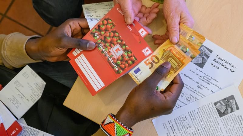 Ein Gutschein wird gegen Bargeld getauscht (Archivbild): Solche Tauschstationen gibt es im gesamten Freistaat. Ein Gutschein wird gegen Bargeld getauscht (Archivbild): Solche Tauschstationen gibt es im gesamten Freistaat.