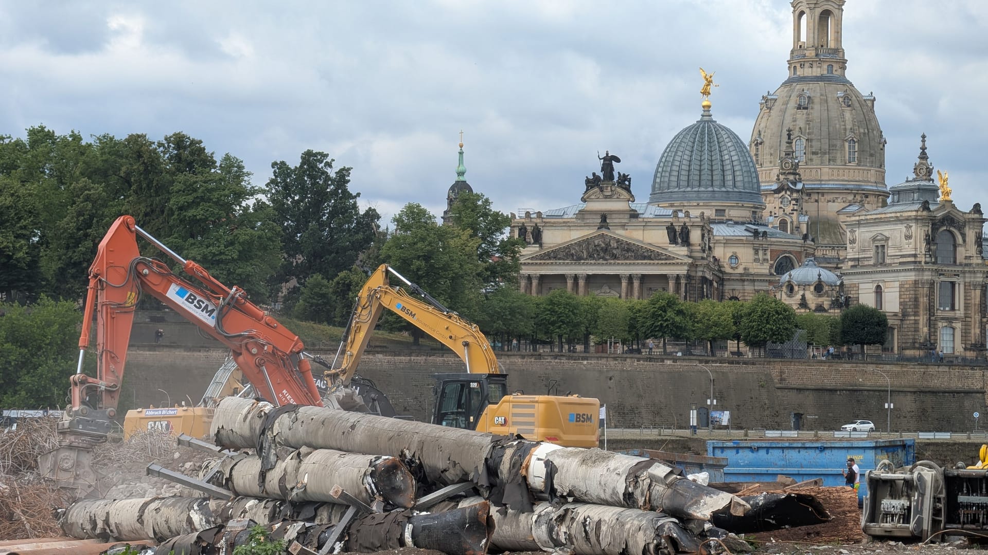 Bagger zerlegen die Reste der Carolabrücke: Die letzten Trümmer des eingestürzten Brückenzugs C wurden nun komplett aus der Elbe geräumt. Bagger zerlegen die Reste der Carolabrücke: Die letzten Trümmer des eingestürzten Brückenzugs C wurden nun komplett aus der Elbe geräumt.