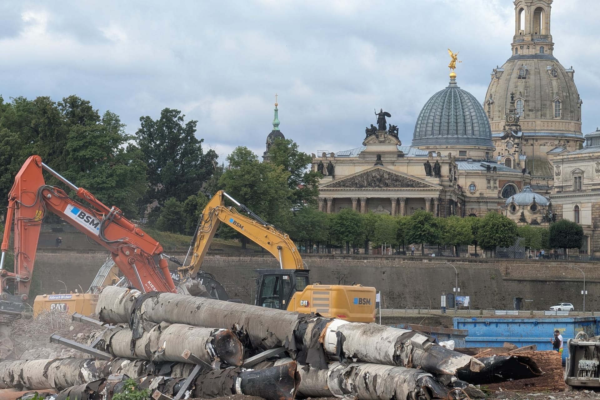 Bagger zerlegen die Reste der Carolabrücke: Die letzten Trümmer des eingestürzten Brückenzugs C wurden nun komplett aus der Elbe geräumt.