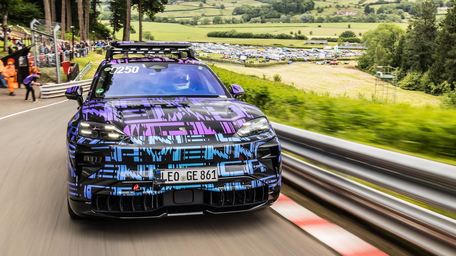 Noch getarnt, aber schon rekordverdächtig: der elektrische Cayenne auf der Rennstrecke von Shelsley Walsh.