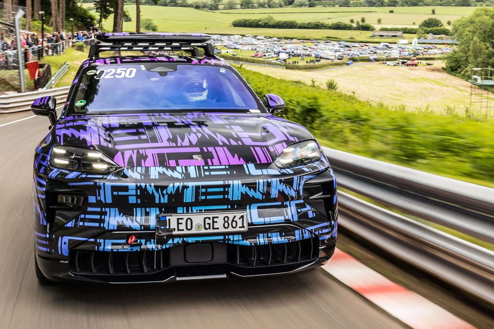 Noch getarnt, aber schon rekordverdächtig: der elektrische Cayenne auf der Rennstrecke von Shelsley Walsh.