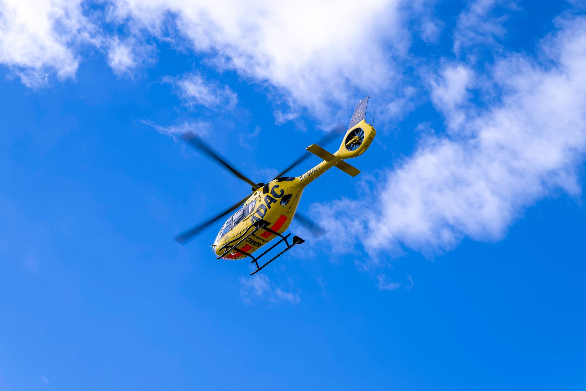 Rettungshubschrauber (Symbolbild): Der Gesundheitszustand des Mannes verschlechterte sich.
